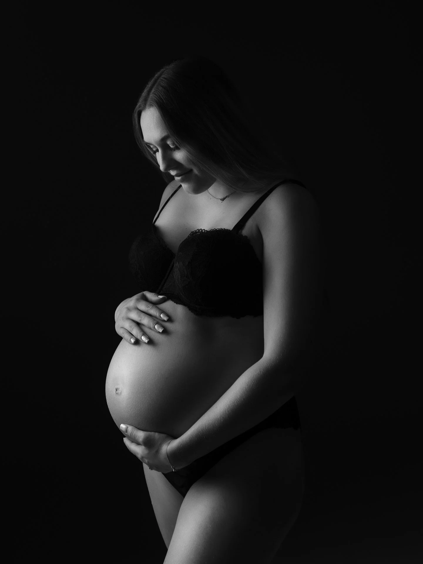 Je d&eacute;bute toujours mes s&eacute;ances par un setup clair-obscur, pour mettre en valeur la silhouette de la future maman, des images pleines de douceur, de contraste et d&rsquo;intemporalit&eacute; 🖤 #maternity #pregnancy #mumtobe