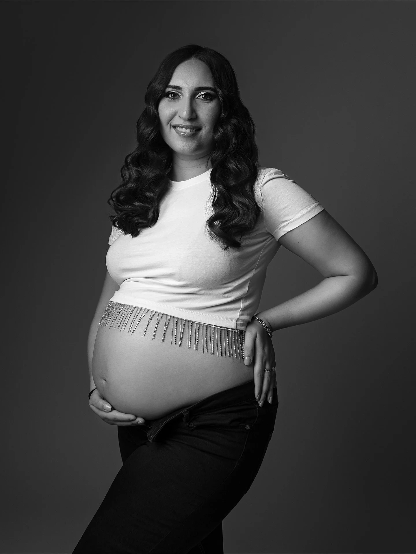 Ce que j&rsquo;aime dans la photographie de grossesse, c&rsquo;est mettre en valeur ce joli ventre, capturer un regard, une &eacute;motion&hellip; ce moment o&ugrave; l&rsquo;on r&eacute;alise qu&rsquo;un petit &ecirc;tre grandit juste l&agrave;.

La