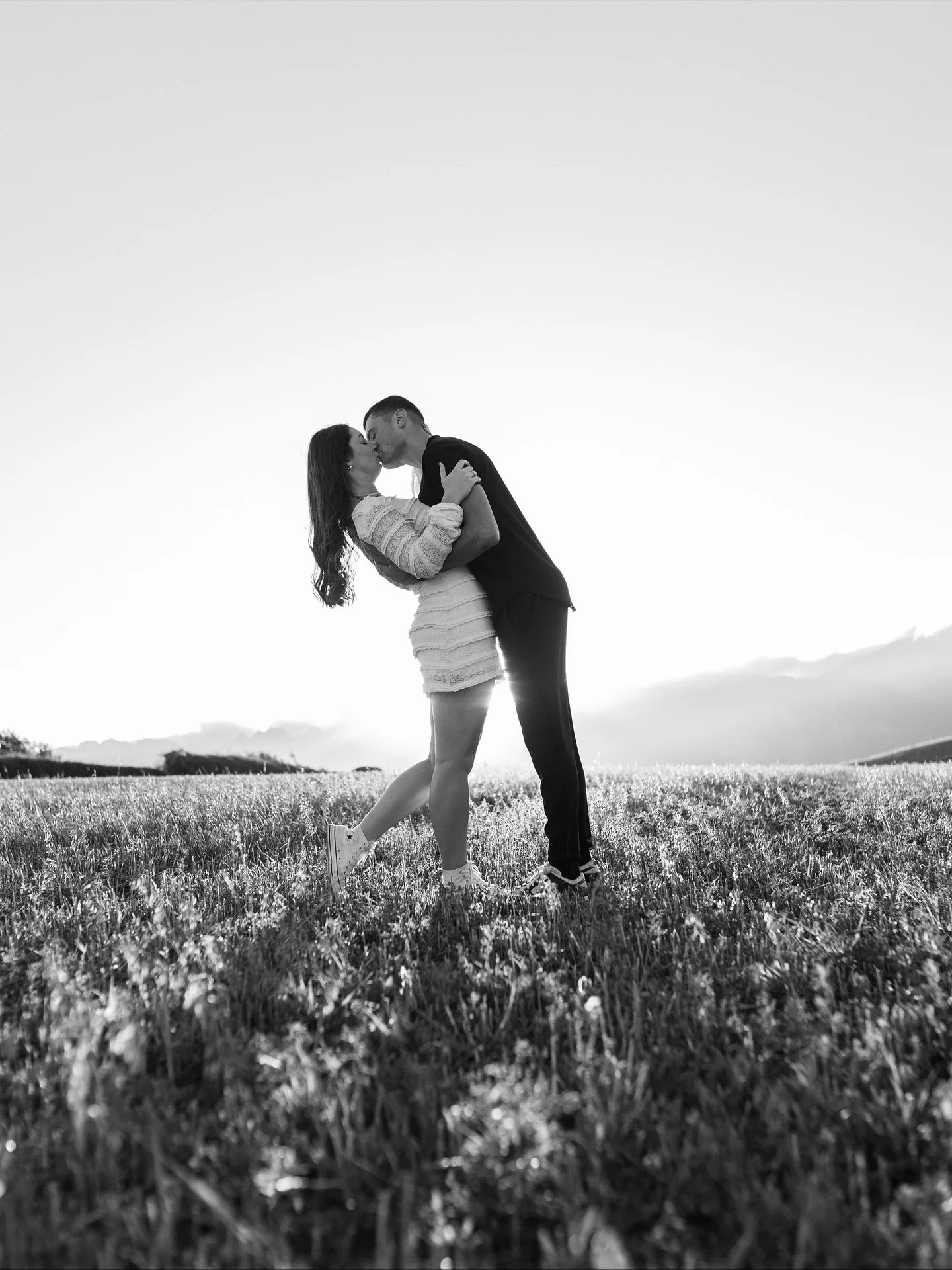 Une s&eacute;ance engagement avec une vue incroyable sur le lac du Monteynard. Malgr&eacute; le vent glacial, j&rsquo;ai pass&eacute; un super moment.
On se retrouve dans quelques jours pour leur c&eacute;r&eacute;monie &agrave; la mairie, puis en 20