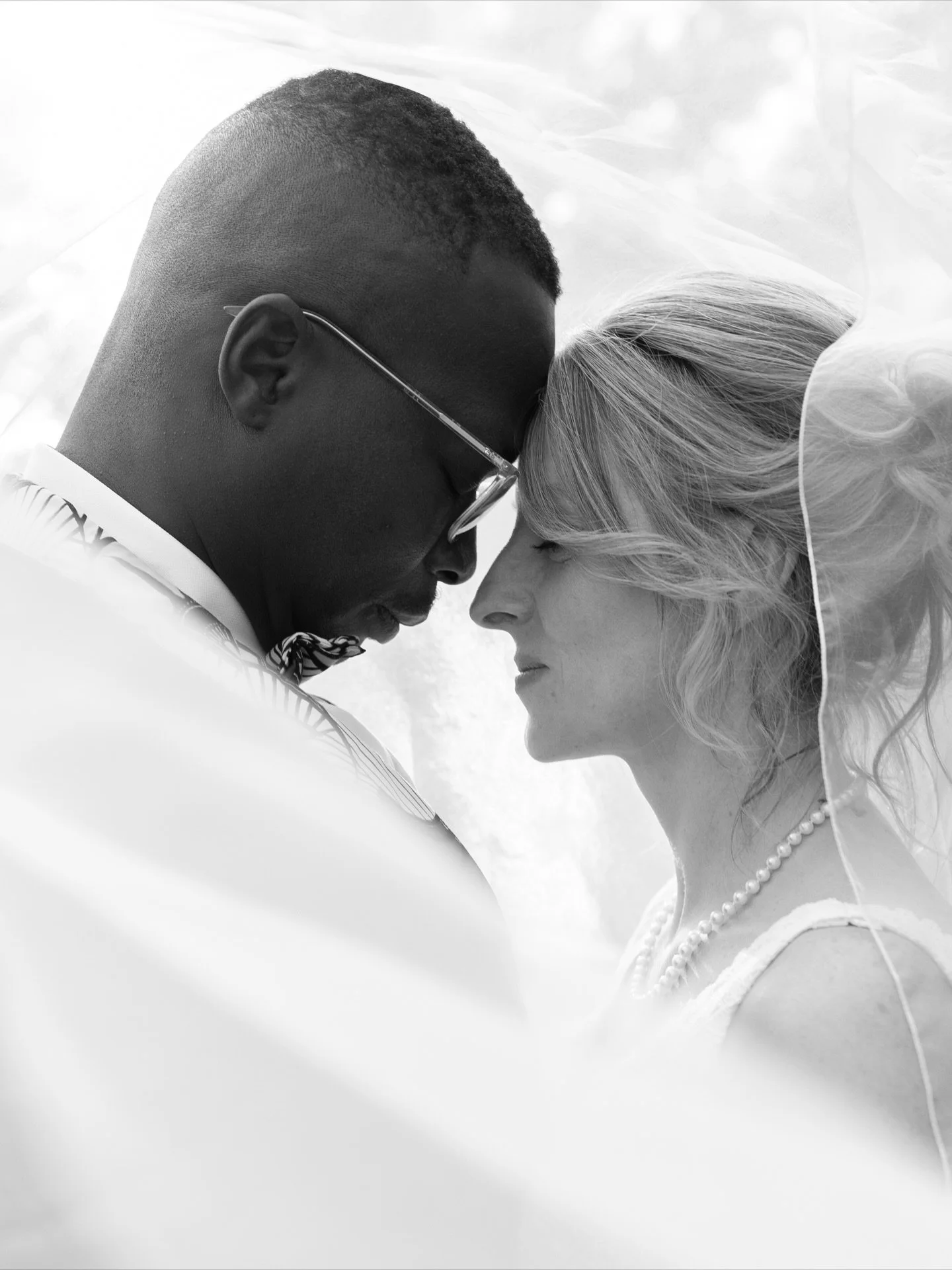 Un petit mariage en toute intimit&eacute;, que j&rsquo;ai eu le bonheur de photographier. J&rsquo;ai partag&eacute; un moment pr&eacute;cieux avec des mari&eacute;s d&rsquo;une grande gentillesse, entour&eacute;s de proches bienveillants. Merci &agra