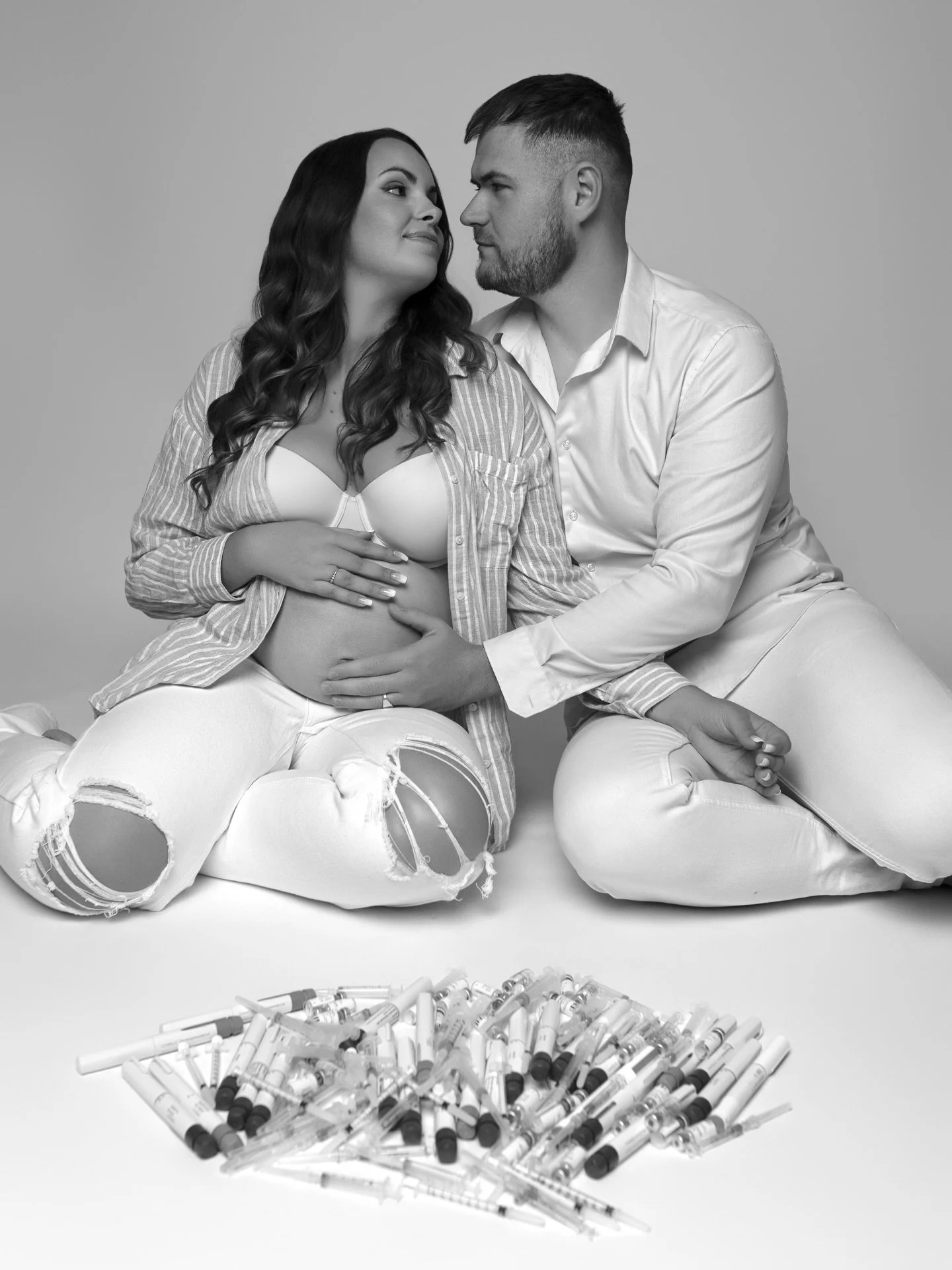 Ils ont travers&eacute; les doutes, les piq&ucirc;res, les attentes interminables&hellip; Et pourtant, ils n&rsquo;ont jamais cess&eacute; d&rsquo;y croire
 
Ils ont voulu immortaliser ce chemin avant la rencontre la plus pr&eacute;cieuse. Et aujourd