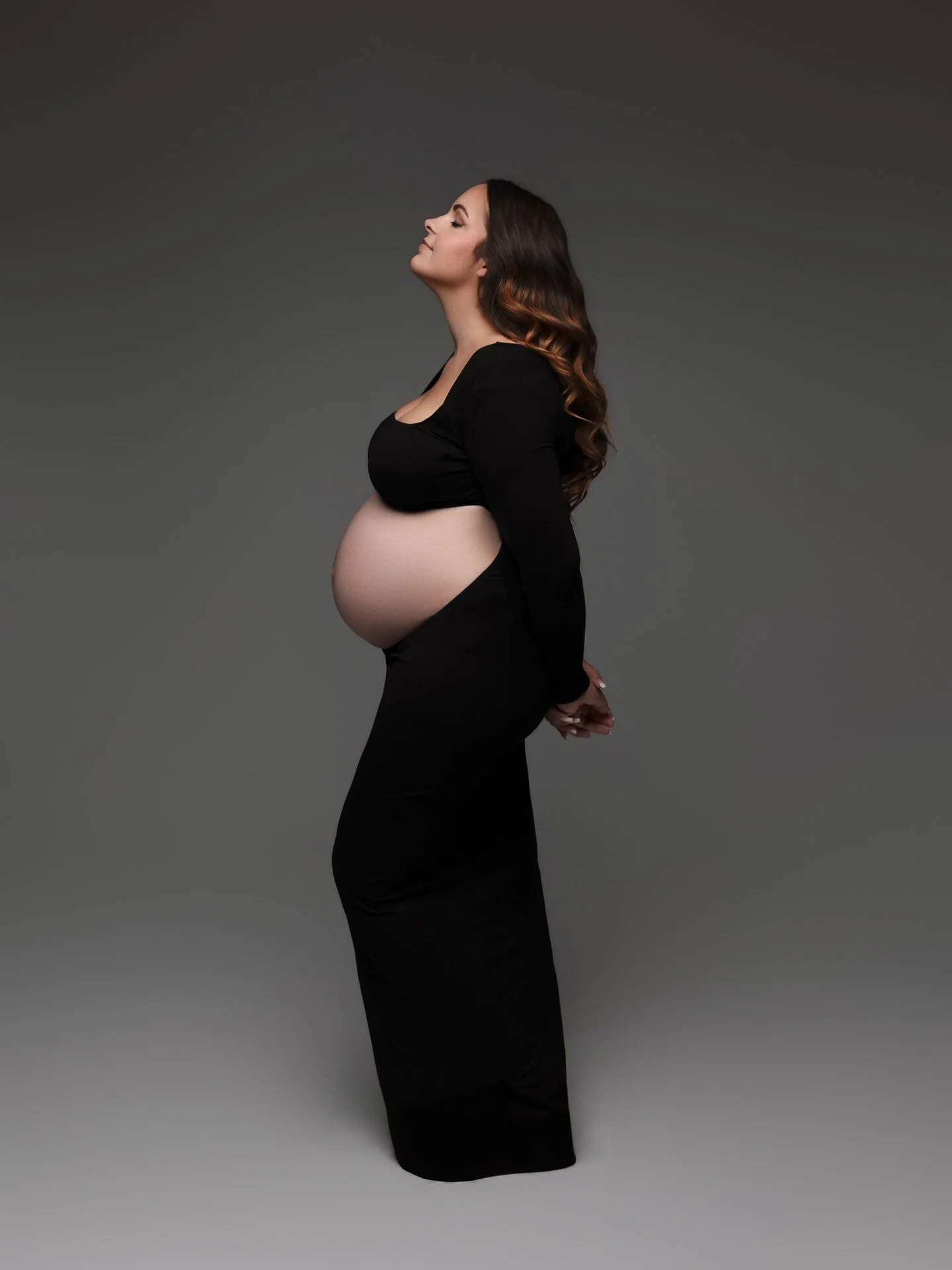 La maternit&eacute; est une &oelig;uvre d&rsquo;art ! Mon r&ocirc;le : la r&eacute;v&eacute;ler avec sensibilit&eacute; et &eacute;l&eacute;gance.
 
&Agrave; toi qui portes la vie, sache que ta beaut&eacute; n&rsquo;a jamais &eacute;t&eacute; aussi p