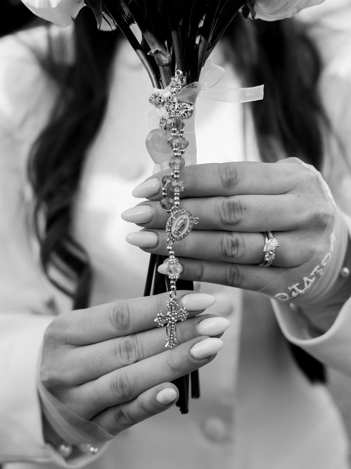 Ces petits d&eacute;tails&hellip; tellement pr&eacute;cieux 📿💍
 
Un mariage, ce sont aussi des gestes, des symboles, des instants qu&rsquo;on ne voit qu&rsquo;en prenant le temps... #fineartphotography #photographemariage