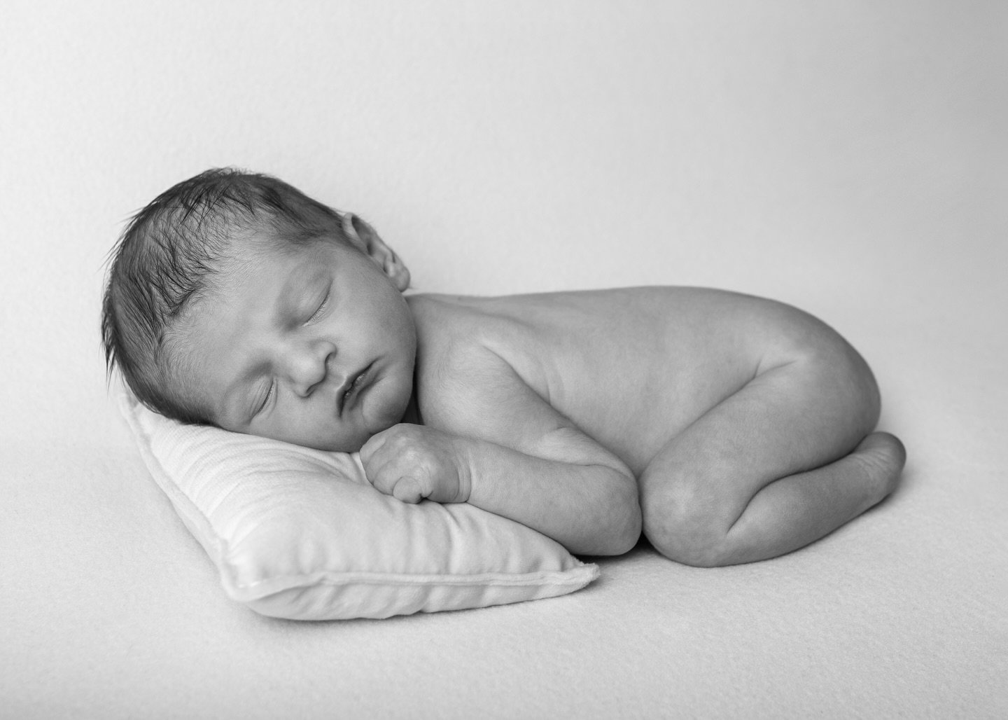 Les s&eacute;ances nouveau-n&eacute;, pleines de douceur et de simplicit&eacute;, pour garder en images les premiers jours de vie de votre b&eacute;b&eacute; 🤍
 
Photographe maternit&eacute; pour vos plus beaux moments de vie ✨