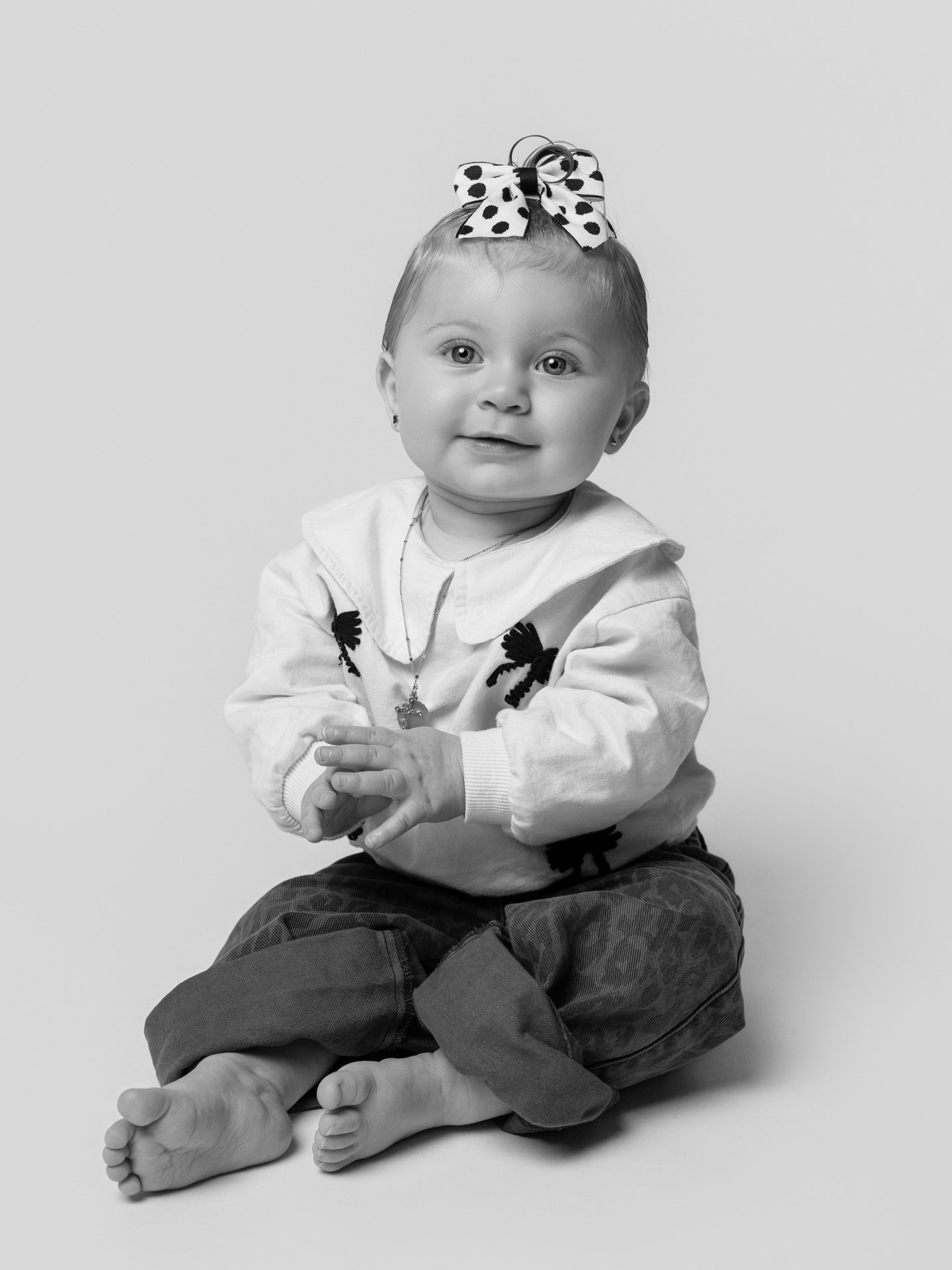 Regardez-moi cette petite beaut&eacute; aux grands yeux bleus, venue immortaliser ses un an au studio&hellip;
 
&Agrave; cet &acirc;ge-l&agrave;, tout passe par le regard, les expressions, les petites r&eacute;actions spontan&eacute;es.
 
Ton b&eacut