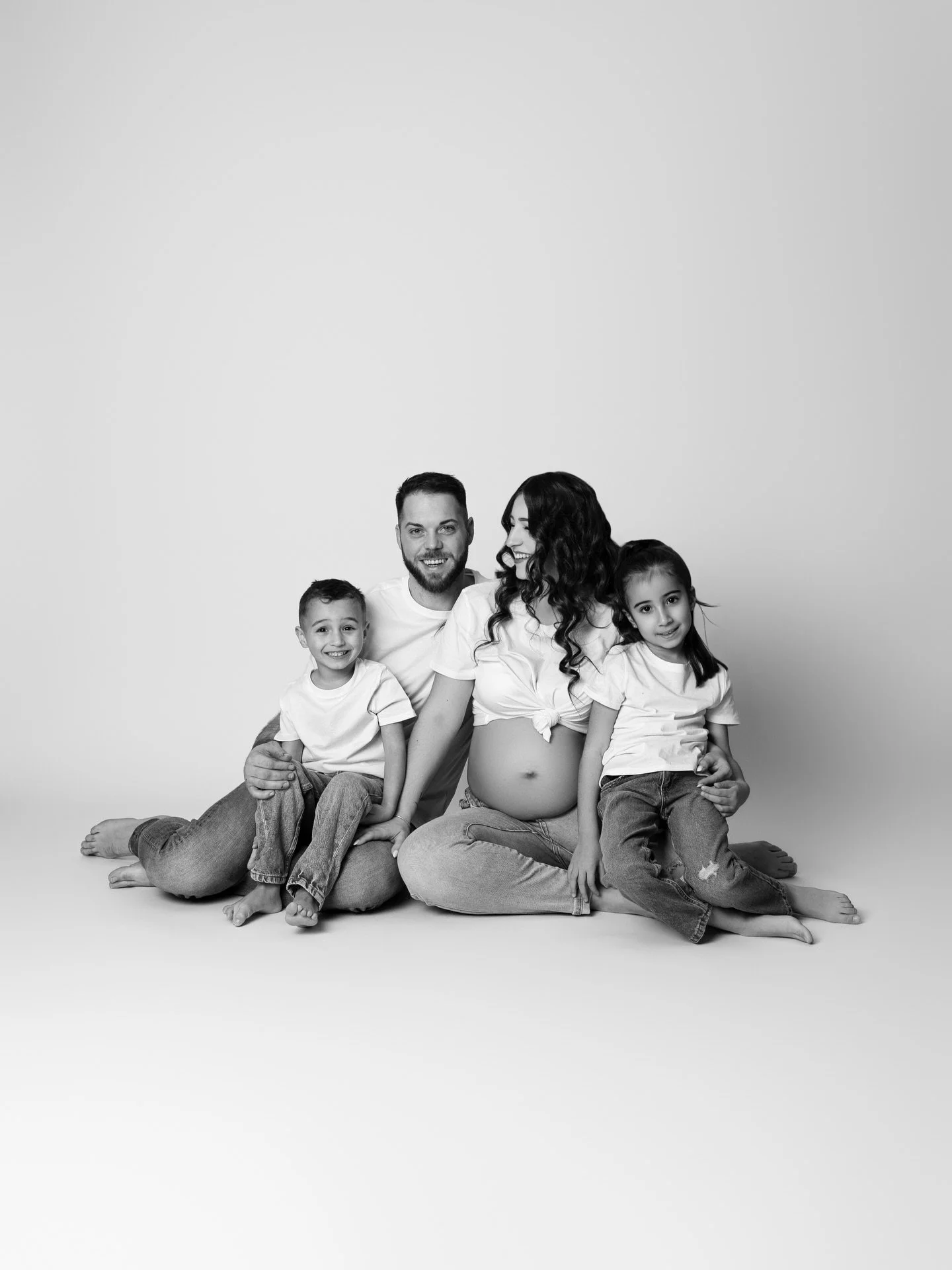 Photographier une grossesse, c&rsquo;est d&eacute;j&agrave; magique&hellip; Mais quand toute la famille est l&agrave;, c&rsquo;est encore plus fort ! Des rires, de la complicit&eacute;, et un b&eacute;b&eacute; qui arrive tr&egrave;s entour&eacute;.
