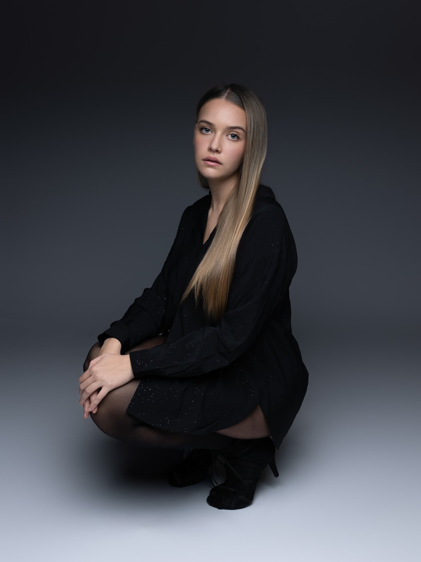 Vogue mood 🖤
 
Pour celles qui veulent briller, s&rsquo;amuser et s&rsquo;exprimer&hellip; c&rsquo;est peut-&ecirc;tre le signe qu&rsquo;il est temps de se faire plaisir #photographer #womenphotographers