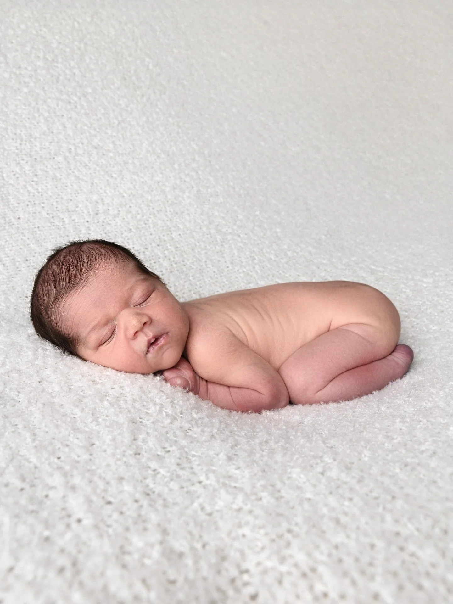 Un tout petit &ecirc;tre, et d&eacute;j&agrave; tellement d&rsquo;amour 🥹

Des images douces et intemporelles pour garder &agrave; jamais la magie des premiers jours #newborn #newbornposing #newbornphotography