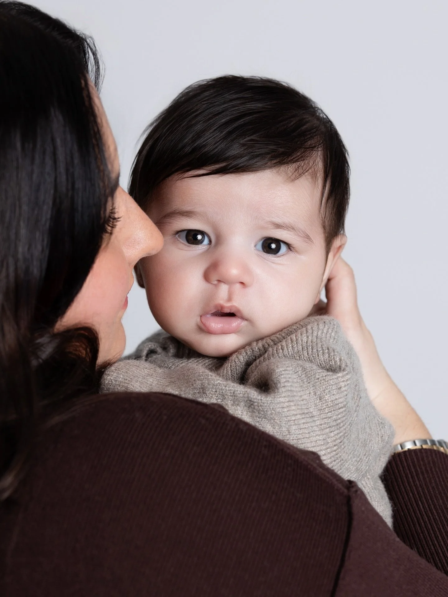 Dans les bras d&rsquo;une maman, tout devient plus l&eacute;ger et plus doux. Elle apaise les peurs, soigne les bobos et s&egrave;che les larmes. Une maman, c&rsquo;est ce refuge o&ugrave; l&rsquo;on revient toujours, peu importe l&rsquo;&acirc;ge 🤎