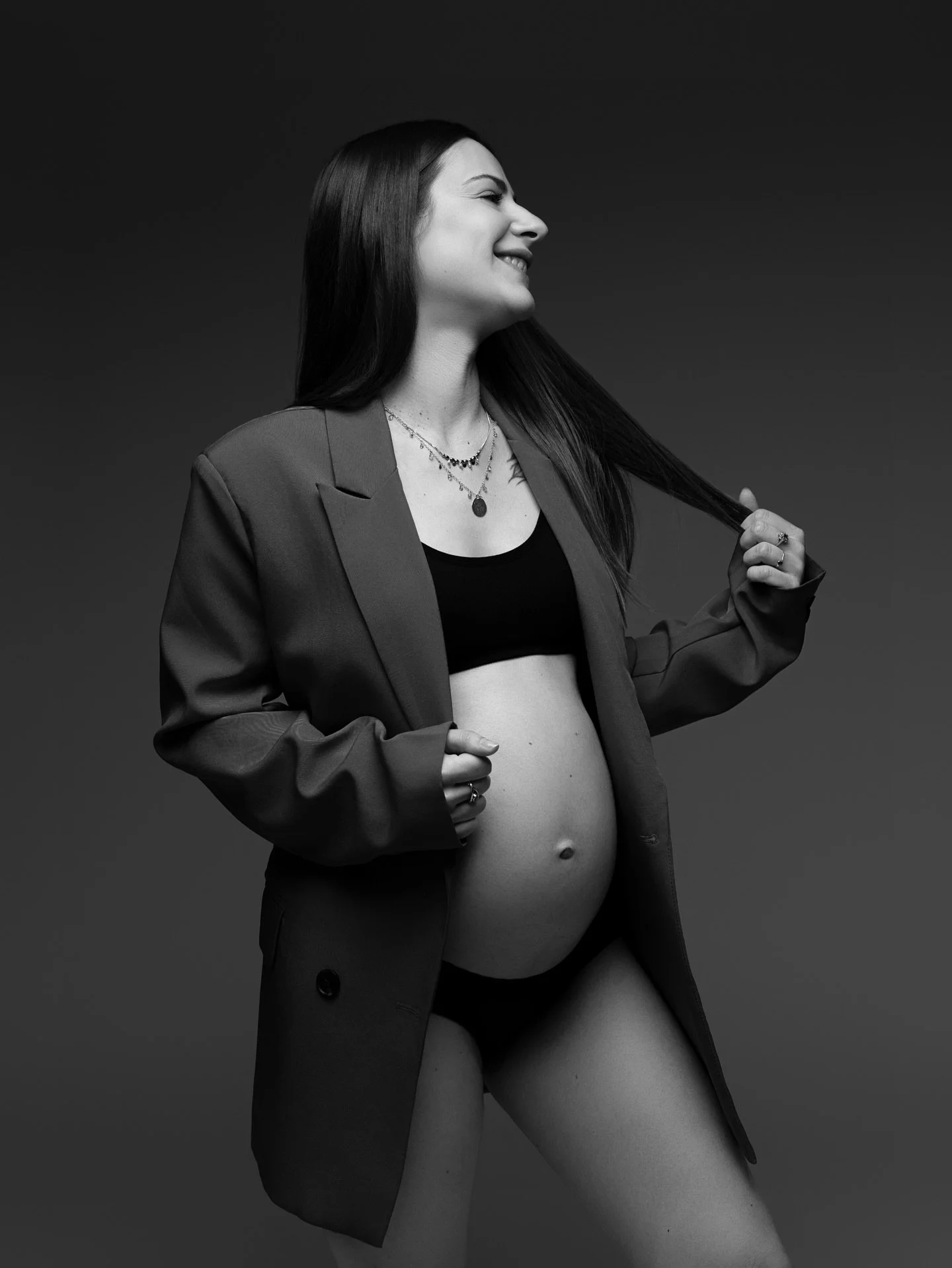 Une magnifique future maman venue immortaliser sa grossesse au studio 💜

Petit rappel : la s&eacute;ance grossesse se r&eacute;alise id&eacute;alement entre le 6ᵉ et le 8ᵉ mois de grossesse, lorsque le ventre est bien rond et que maman est encore co