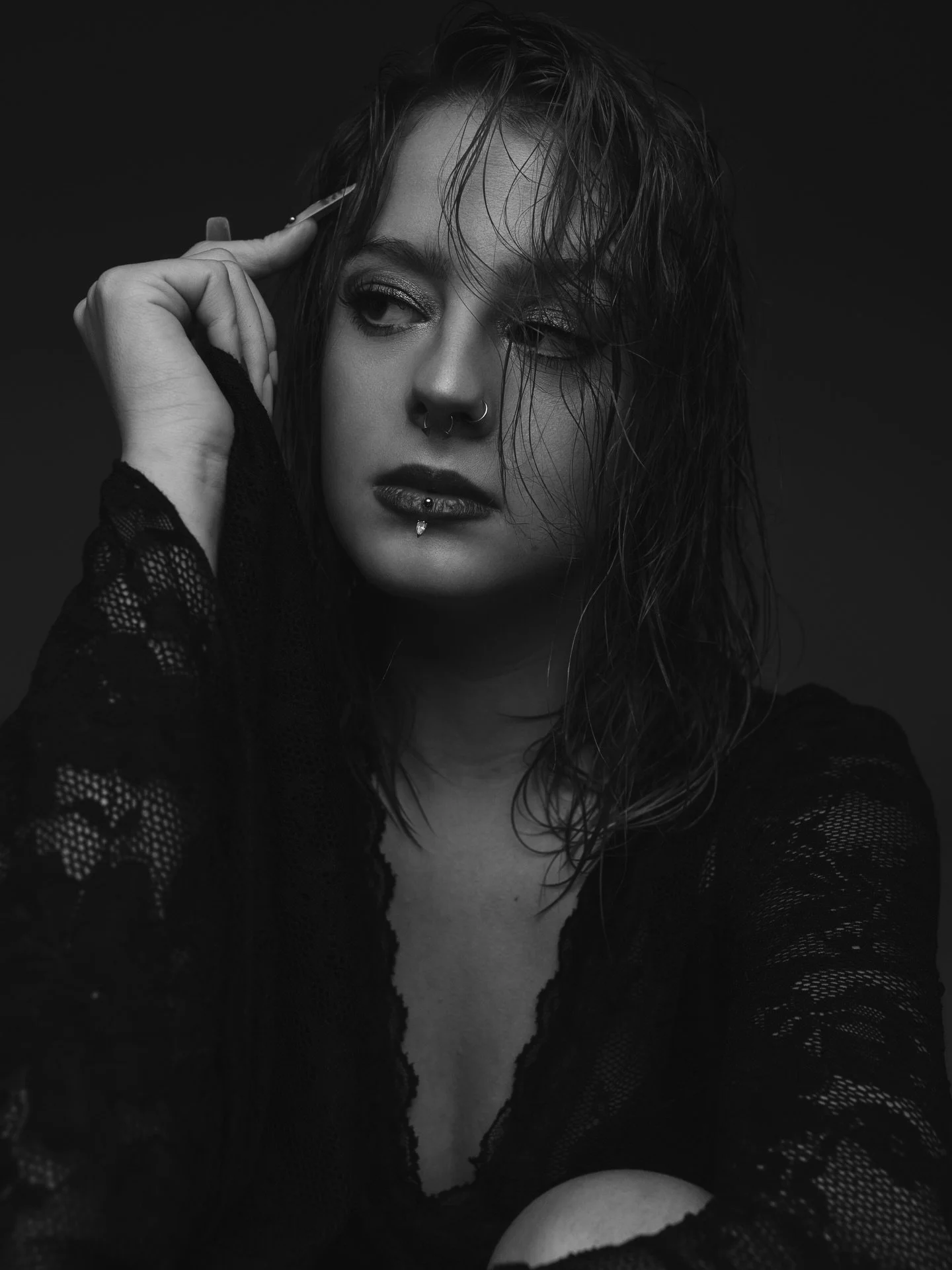 Un portrait, une lumi&egrave;re, un regard&hellip; un moment fig&eacute; #studiomood #womenportrait #photographer 🖤