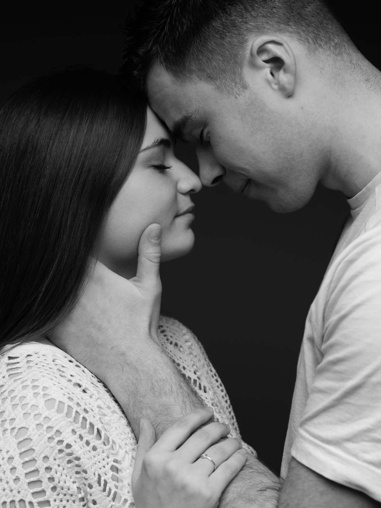 Cette s&eacute;ance couple 🤍

Et oui&hellip; au d&eacute;but, on arrive souvent un peu timides, pas toujours tr&egrave;s &agrave; l&rsquo;aise devant l&rsquo;objectif.

Et c&rsquo;est totalement normal !

Mon r&ocirc;le justement, c&rsquo;est de vou