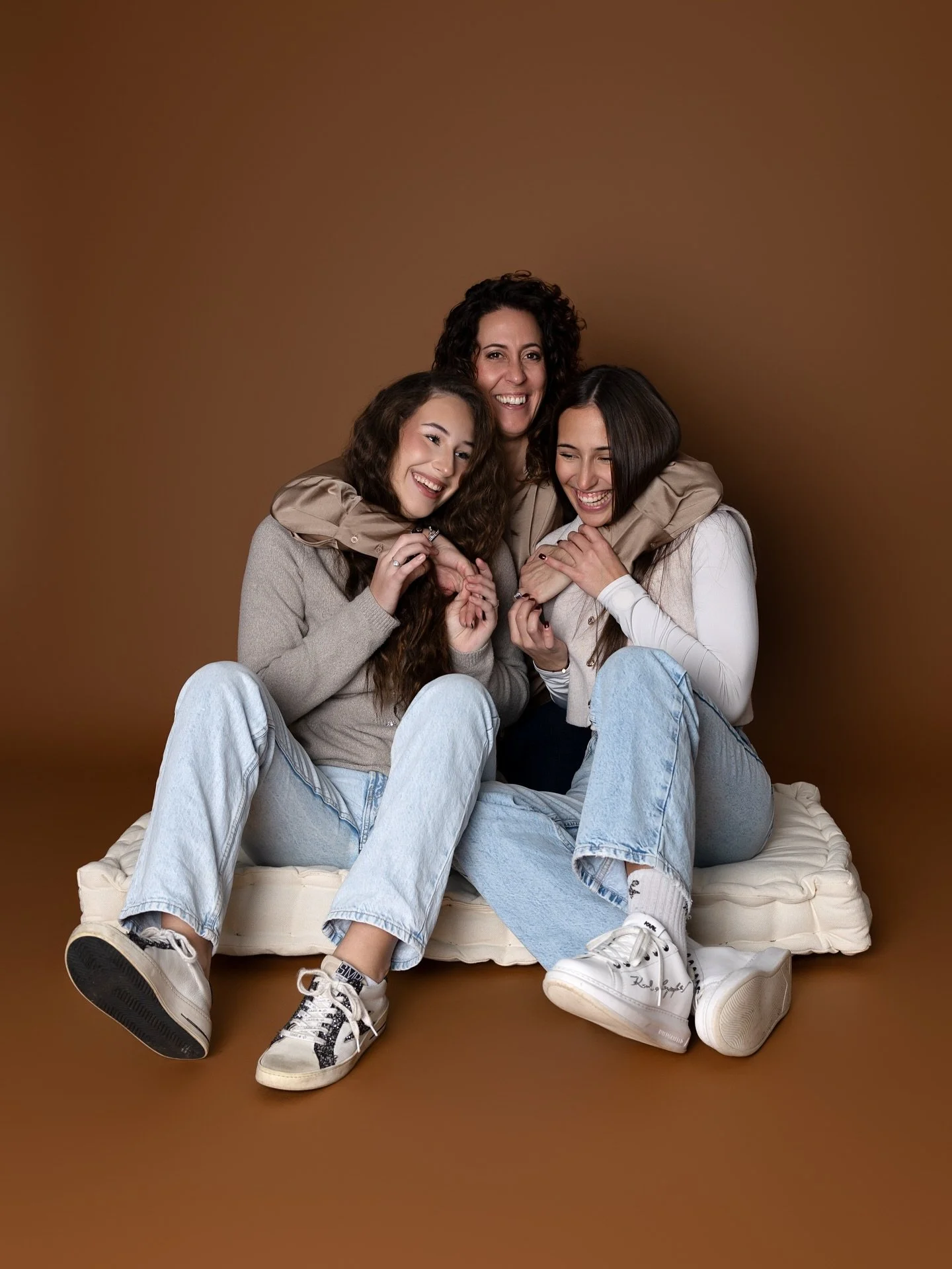 Une maman avec ses deux grandes filles. Des regards complices, des rires, de la douceur&hellip;

En studio, il y a du pos&eacute;&hellip; mais &ccedil;a ne veut pas dire moins vrai. Et je laisse toujours la place au naturel, &agrave; ces instants spo