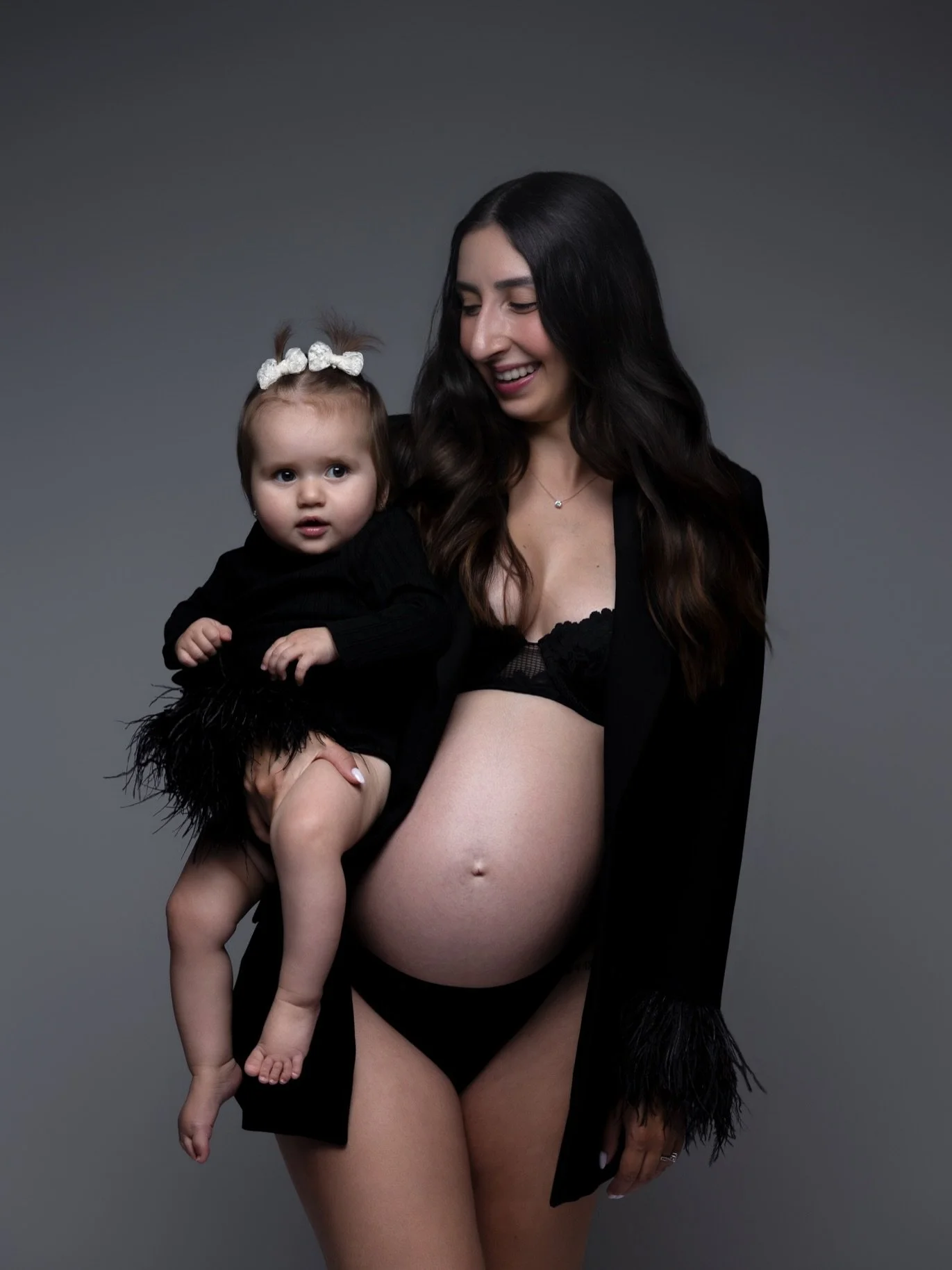 L&rsquo;amour, dans sa plus belle simplicit&eacute; ♡

Une grande s&oelig;ur, une maman qui porte la vie&hellip; et deux petits c&oelig;urs qui grandissent d&eacute;j&agrave; bien au chaud.

Je crois aux images intemporelles. &Agrave; celles qui raco