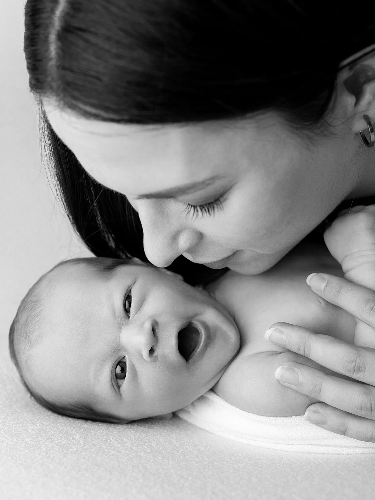 Il y a des instants que l&rsquo;on aimerait pouvoir arr&ecirc;ter&hellip;
 
Les premiers jours de votre b&eacute;b&eacute; en font partie. Son souffle si l&eacute;ger, ses petits doigts qui s&rsquo;accrochent aux v&ocirc;tres, la d&eacute;licatesse d