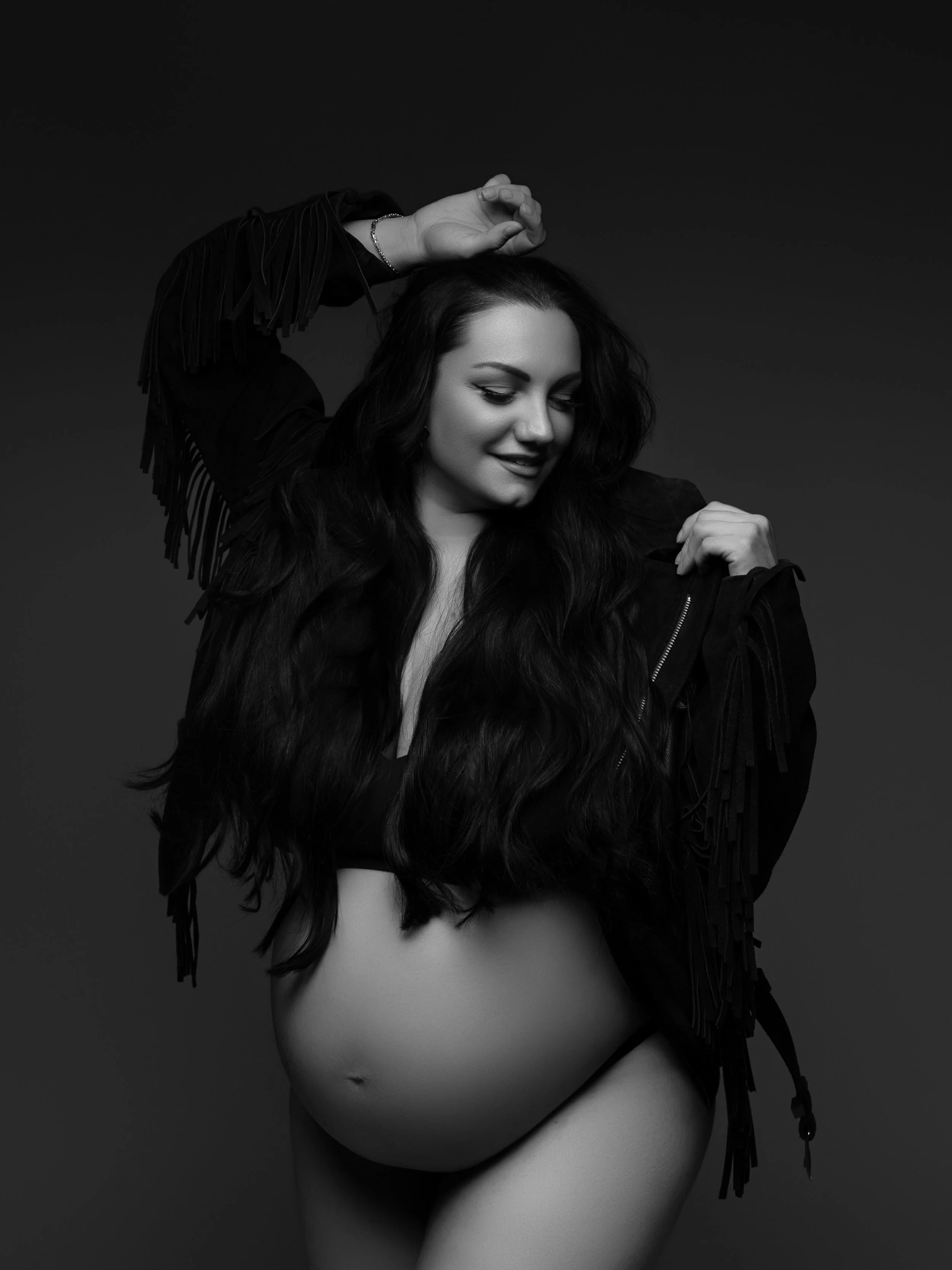 Des photos de grossesse qui sortent de l&rsquo;ordinaire. Un style artistique, &eacute;ditorial et intemporel, pens&eacute; pour te mettre en valeur.
 
Tenues, accessoires et jeux de lumi&egrave;re sont r&eacute;unis pour cr&eacute;er une s&eacute;an