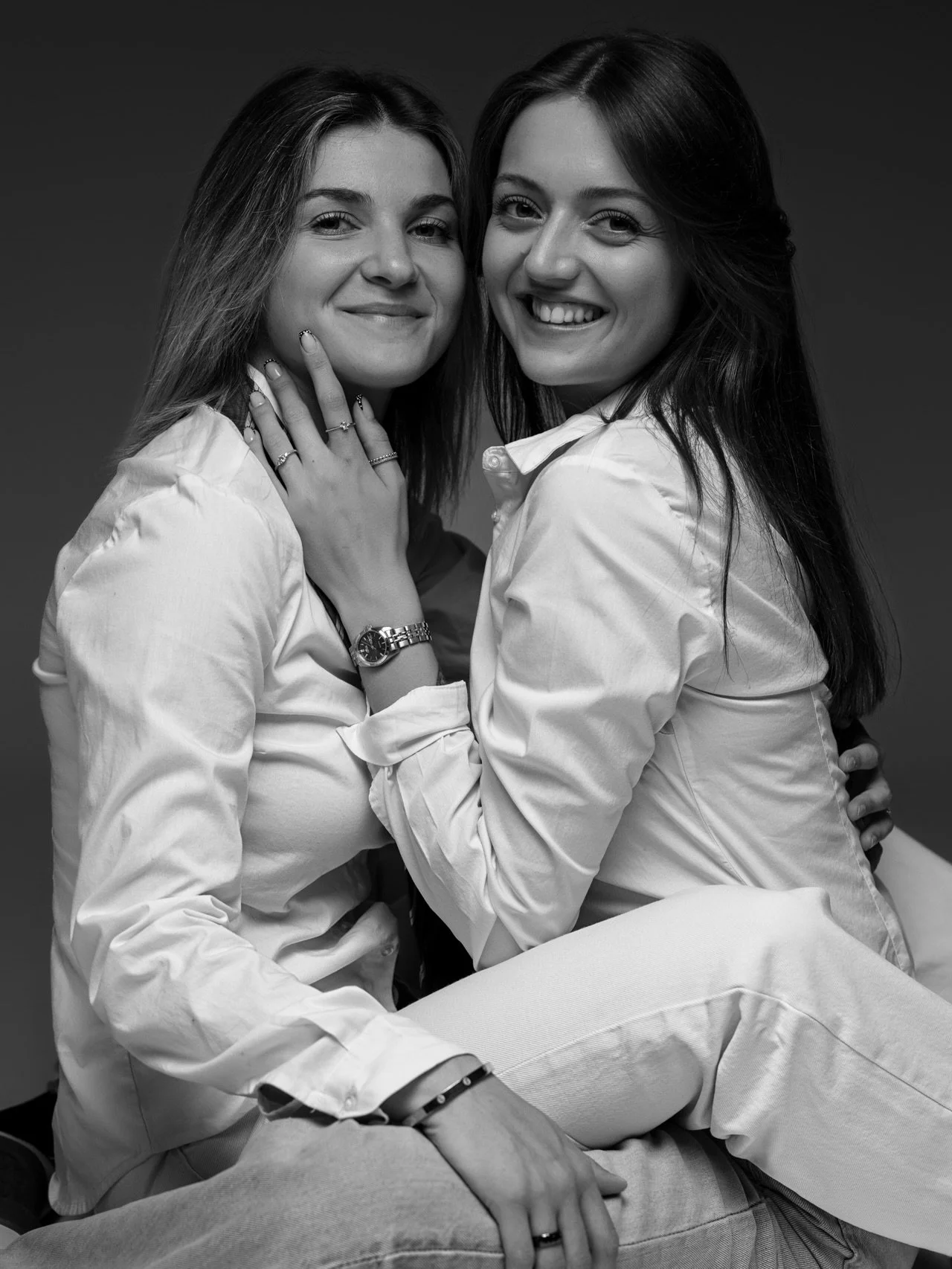 Des &eacute;clats de rire, des blagues qui s&rsquo;encha&icirc;nent et cette complicit&eacute; qui fait tout le reste&hellip; Une s&eacute;ance qui donne le sourire du d&eacute;but &agrave; la fin !
 
Elles sont venues immortaliser leur amour au stud
