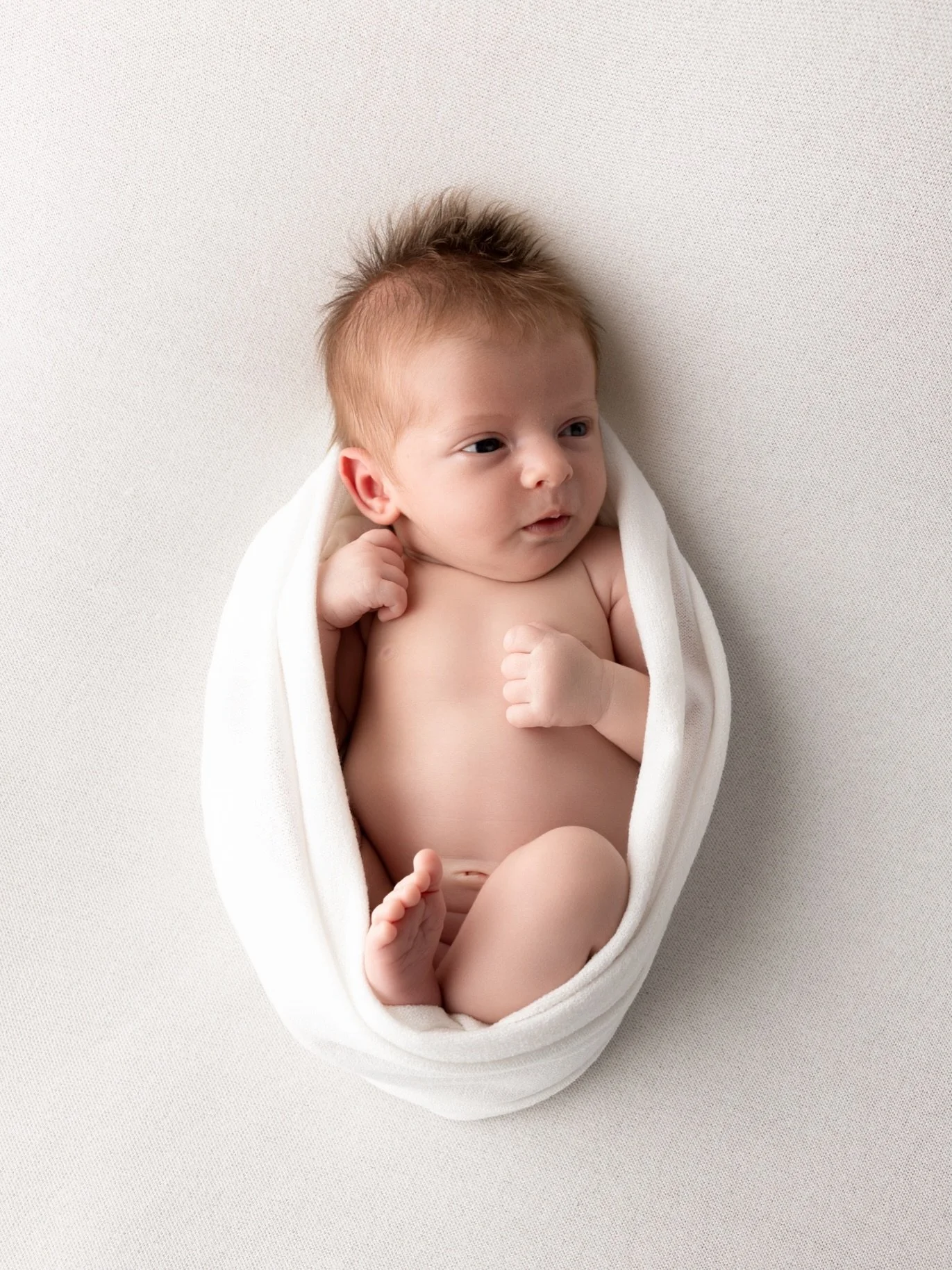 La douceur des premiers jours de votre b&eacute;b&eacute; 🤍

Mon style se veut volontairement doux et &eacute;pur&eacute;, pour mettre en lumi&egrave;re la beaut&eacute; et la d&eacute;licatesse de votre nouveau-n&eacute;. Patience, &eacute;coute et