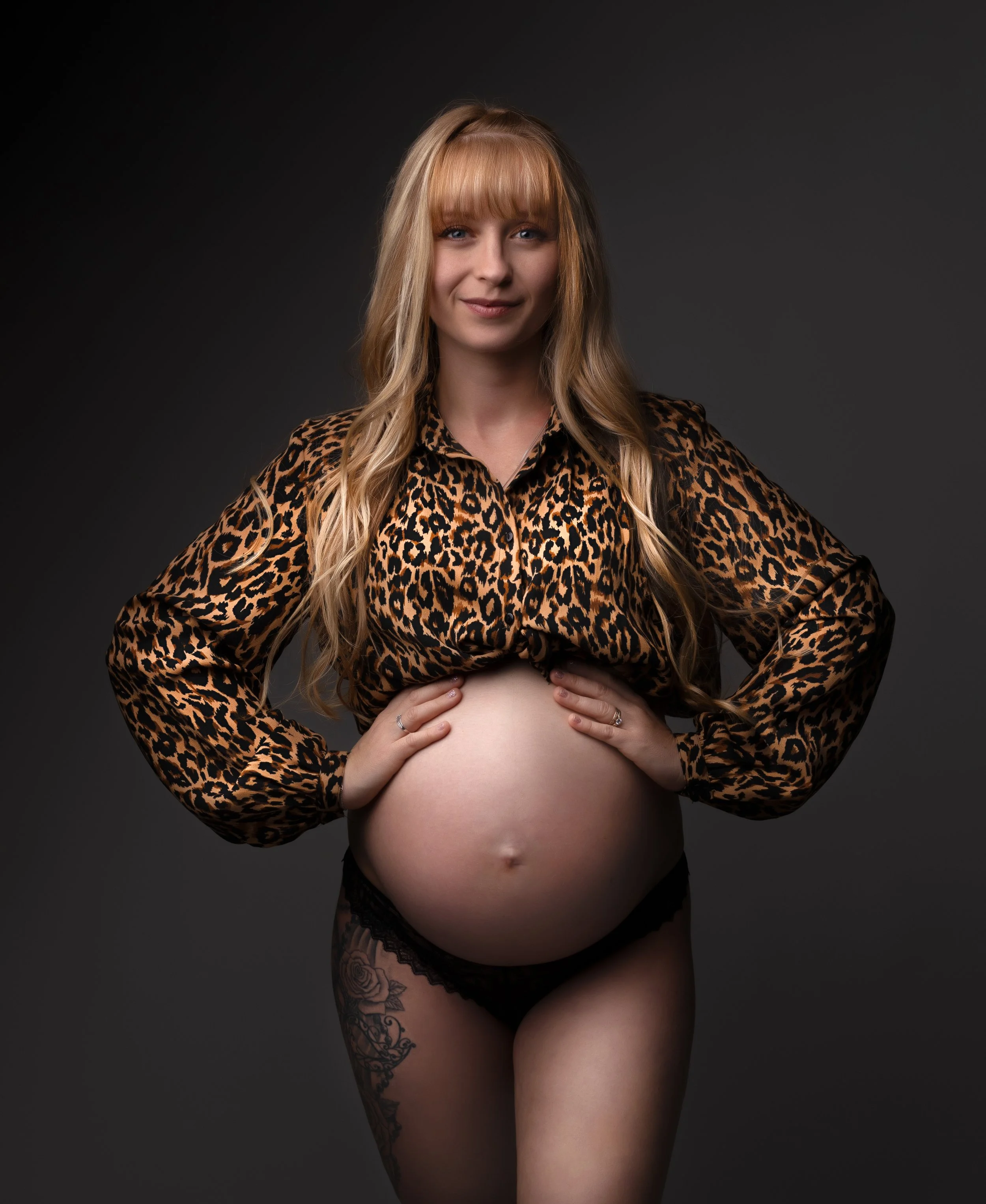 Séance photo grossesse en studio à Brézins, proche de Grenoble et Voiron, future maman capturée dans un style élégant et intemporel.