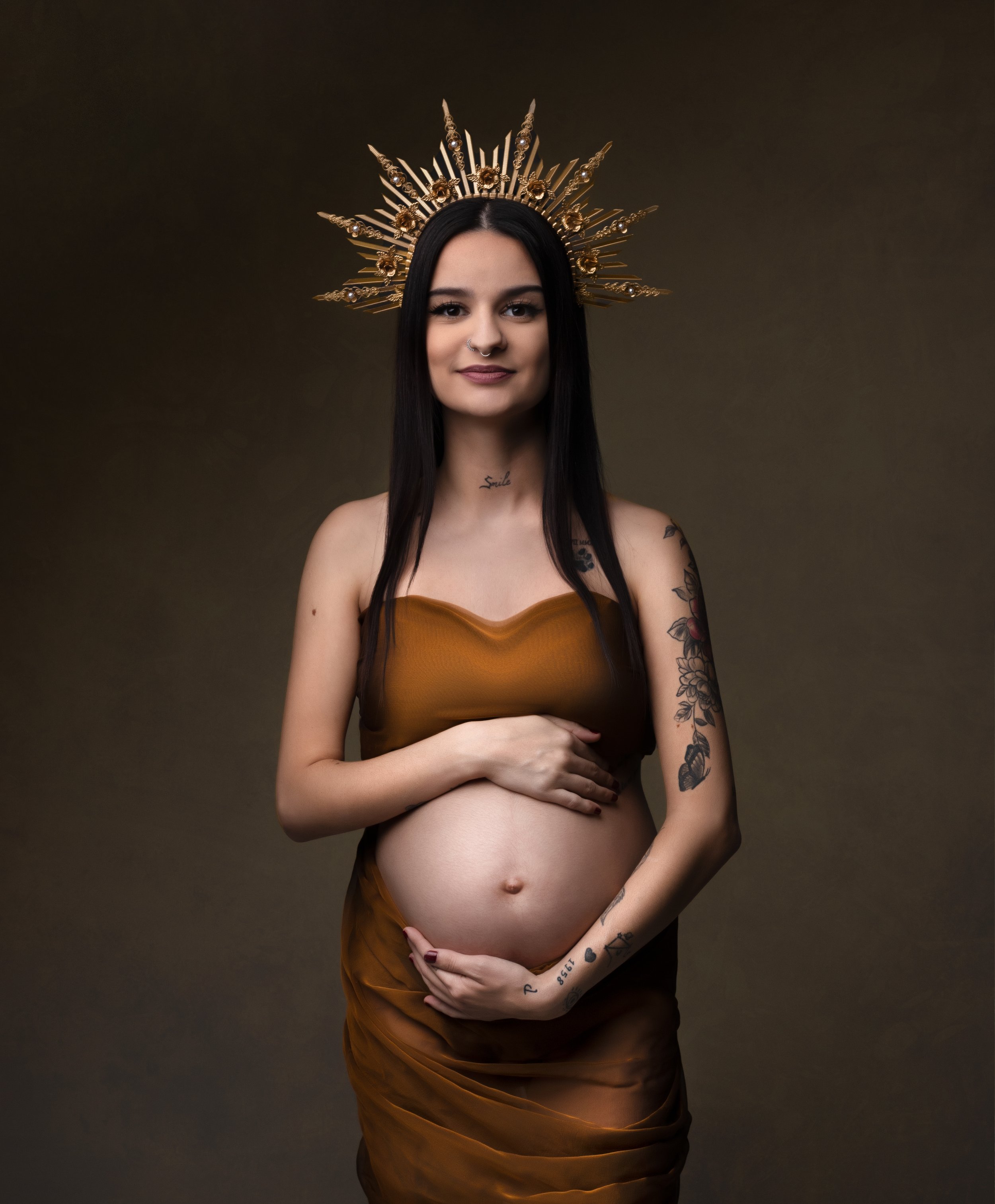 Séance photo grossesse en studio à Brézins, proche de Grenoble et Voiron, future maman dans un style artistique