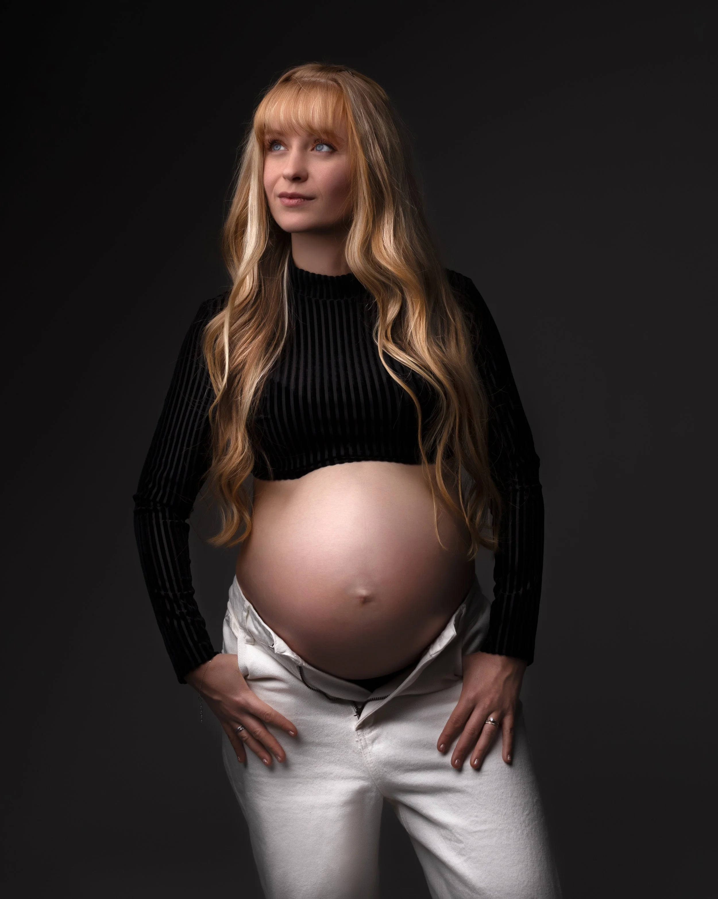Séance photo grossesse en studio à Brézins, proche de Grenoble et Voiron, future maman capturée dans un style élégant et intemporel.