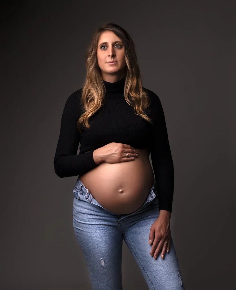 Séance grossesse à Brézins, proche de Grenoble et Voiron, images élégantes et naturelles pour immortaliser la maternité.
