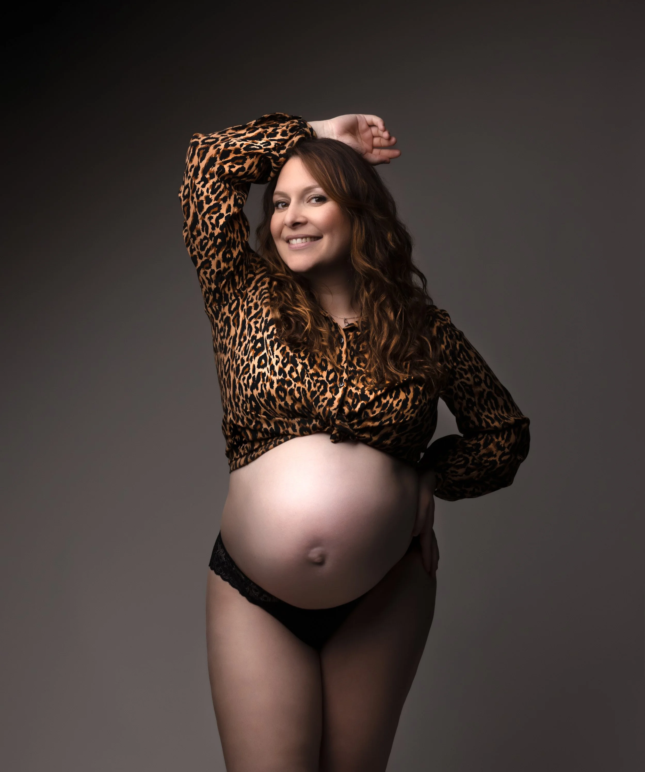 Séance maternité en studio à Brézins, proche de Grenoble et Voiron