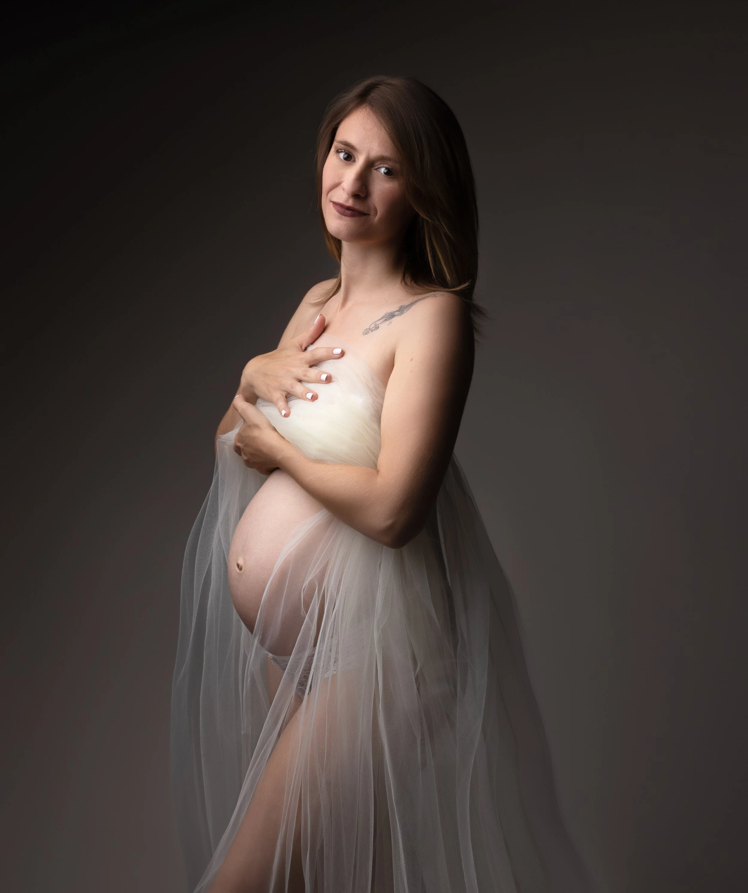 Portraits de maternité en studio à Brézins, proche de Grenoble et Voiron, style doux, épuré et intemporel.
