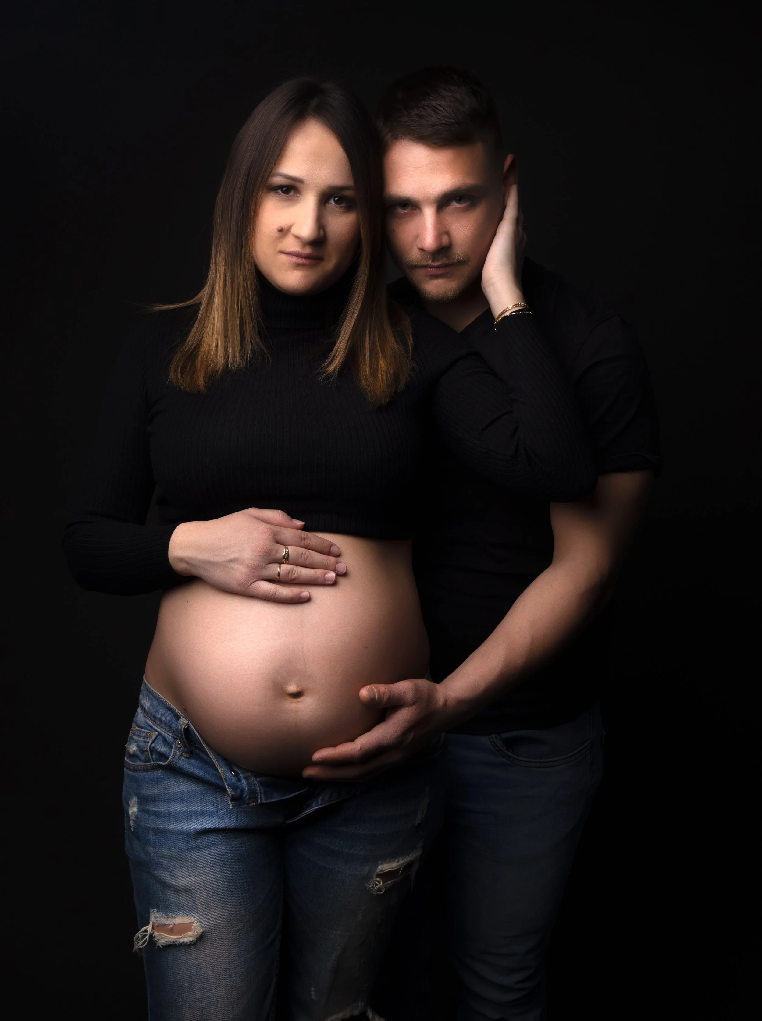 Future maman photographiée en studio à Brézins, proche de Grenoble et Voiron, portraits élégants et intemporels.