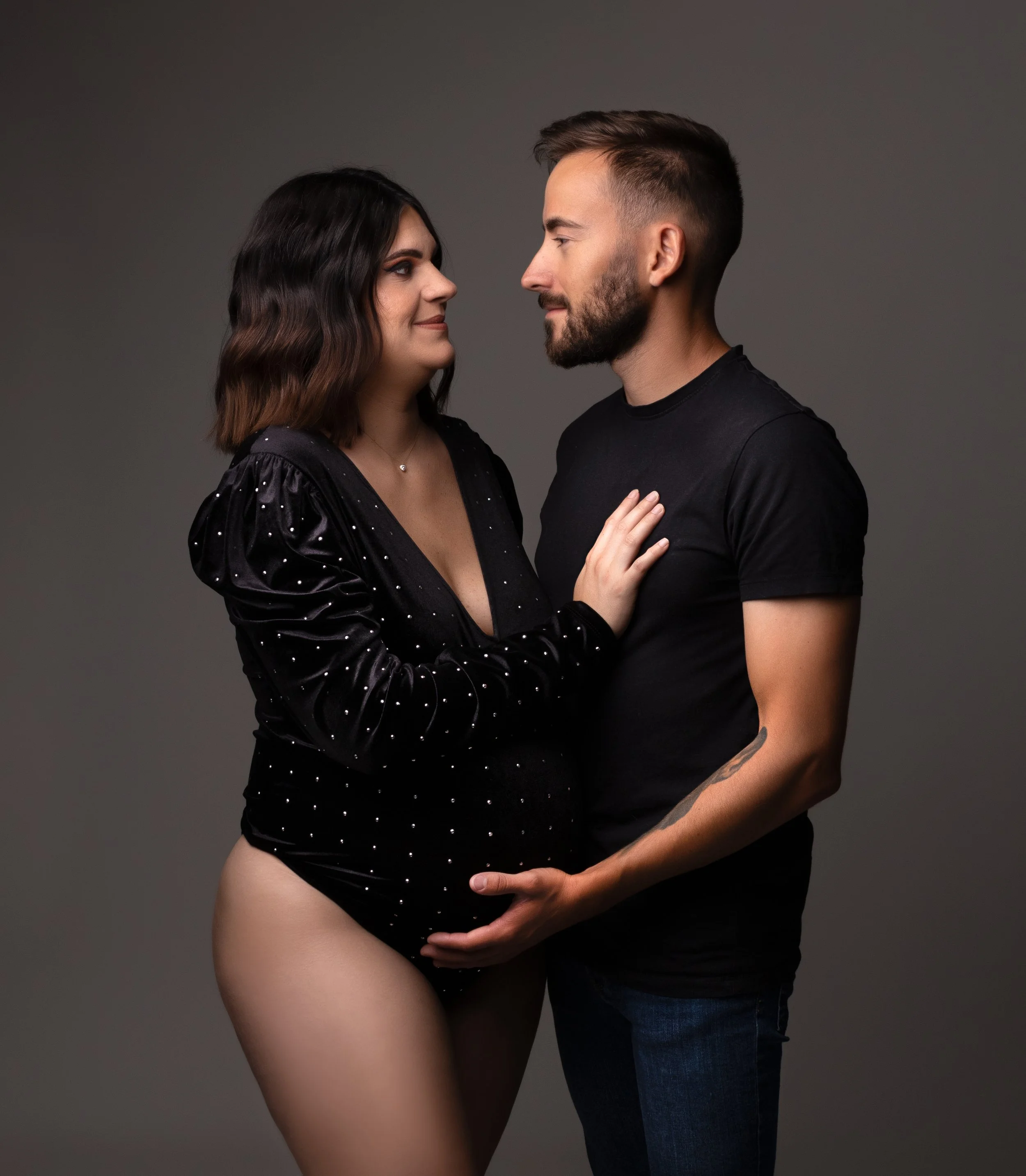 Séance grossesse à Brézins, proche de Grenoble et Voiron, images élégantes et naturelles pour immortaliser la maternité.
