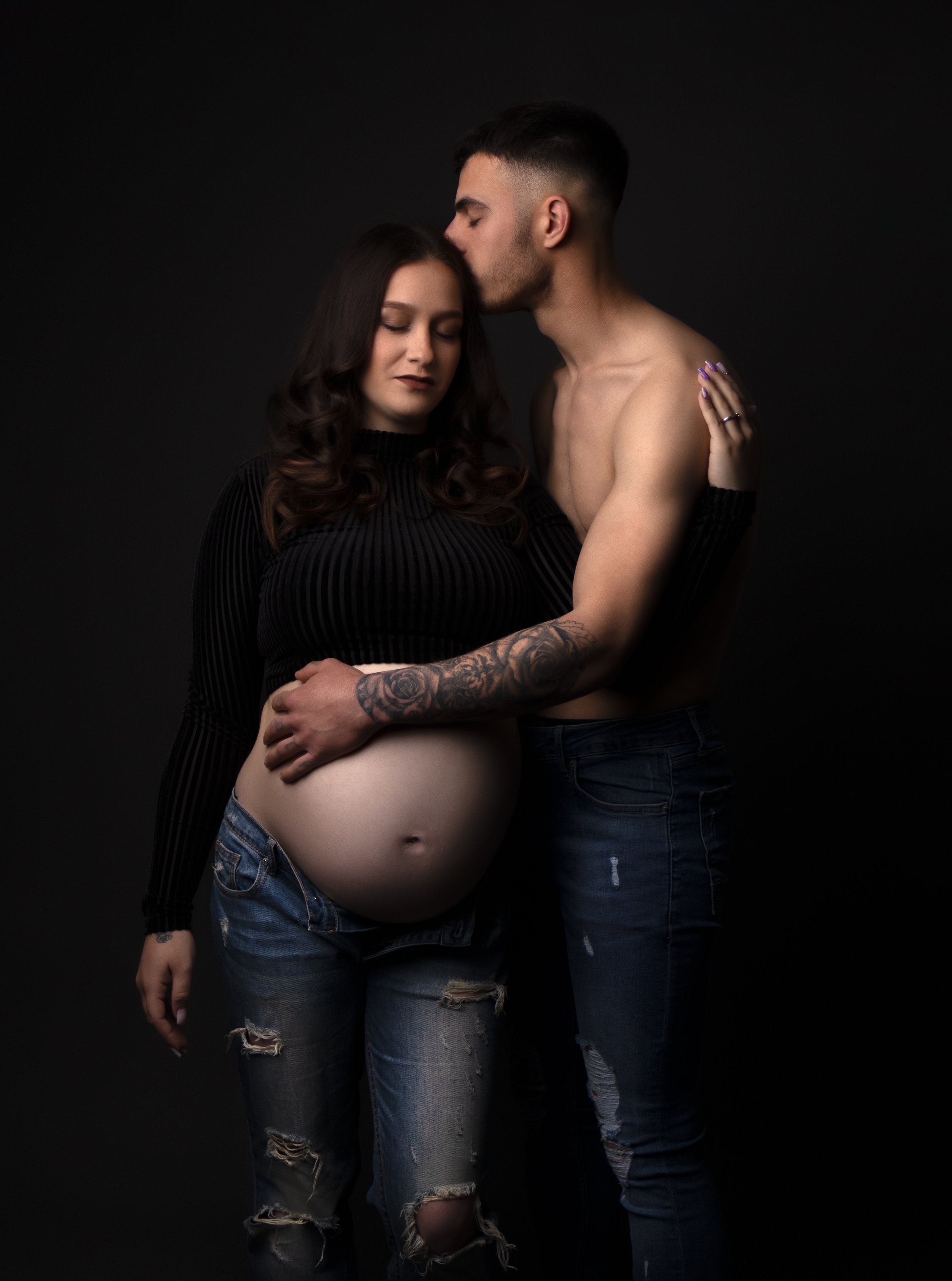 Portraits de maternité en studio à Brézins, proche de Grenoble et Voiron, style doux, épuré et intemporel.