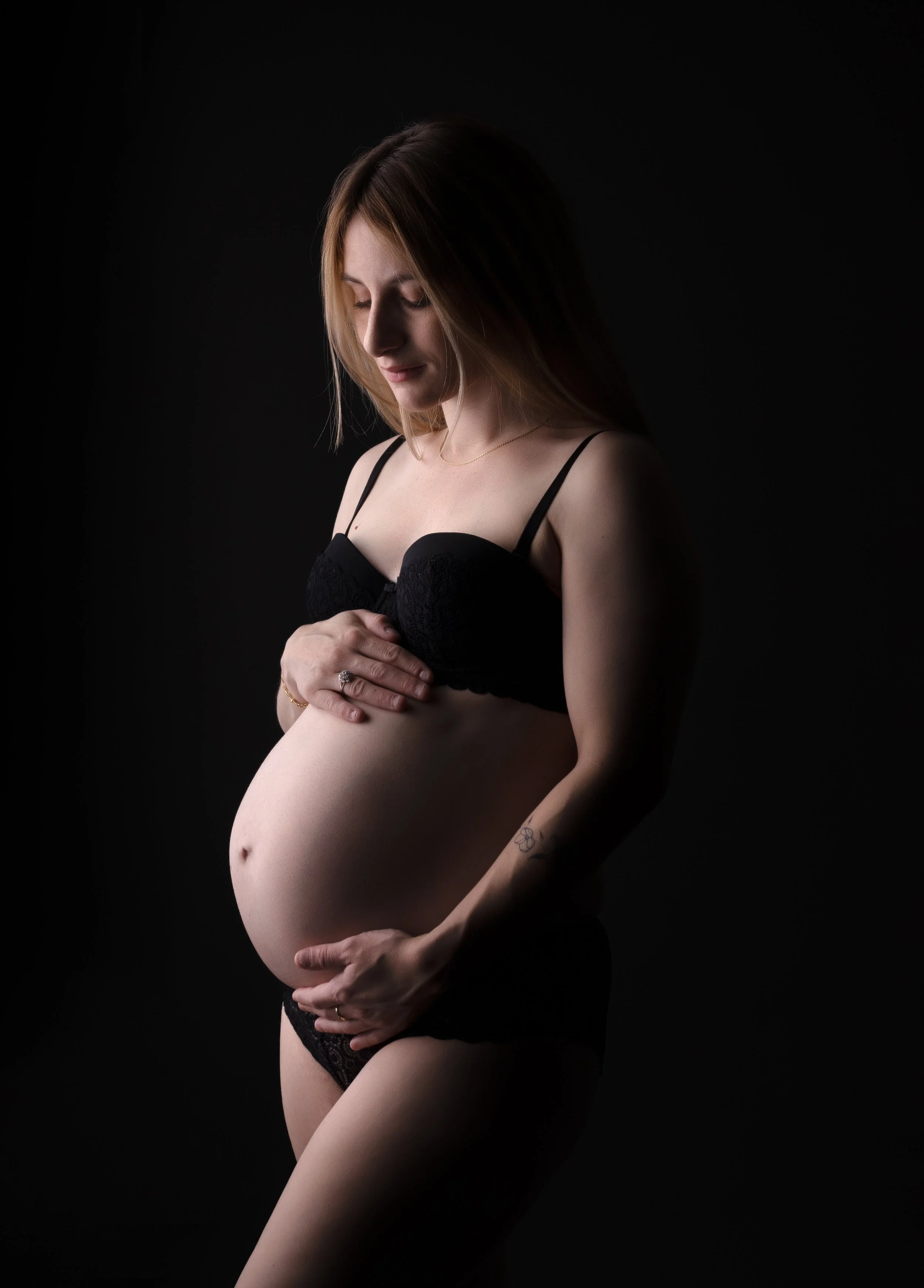 Future maman photographiée en studio à Brézins, proche de Grenoble et Voiron, portraits élégants et intemporels.