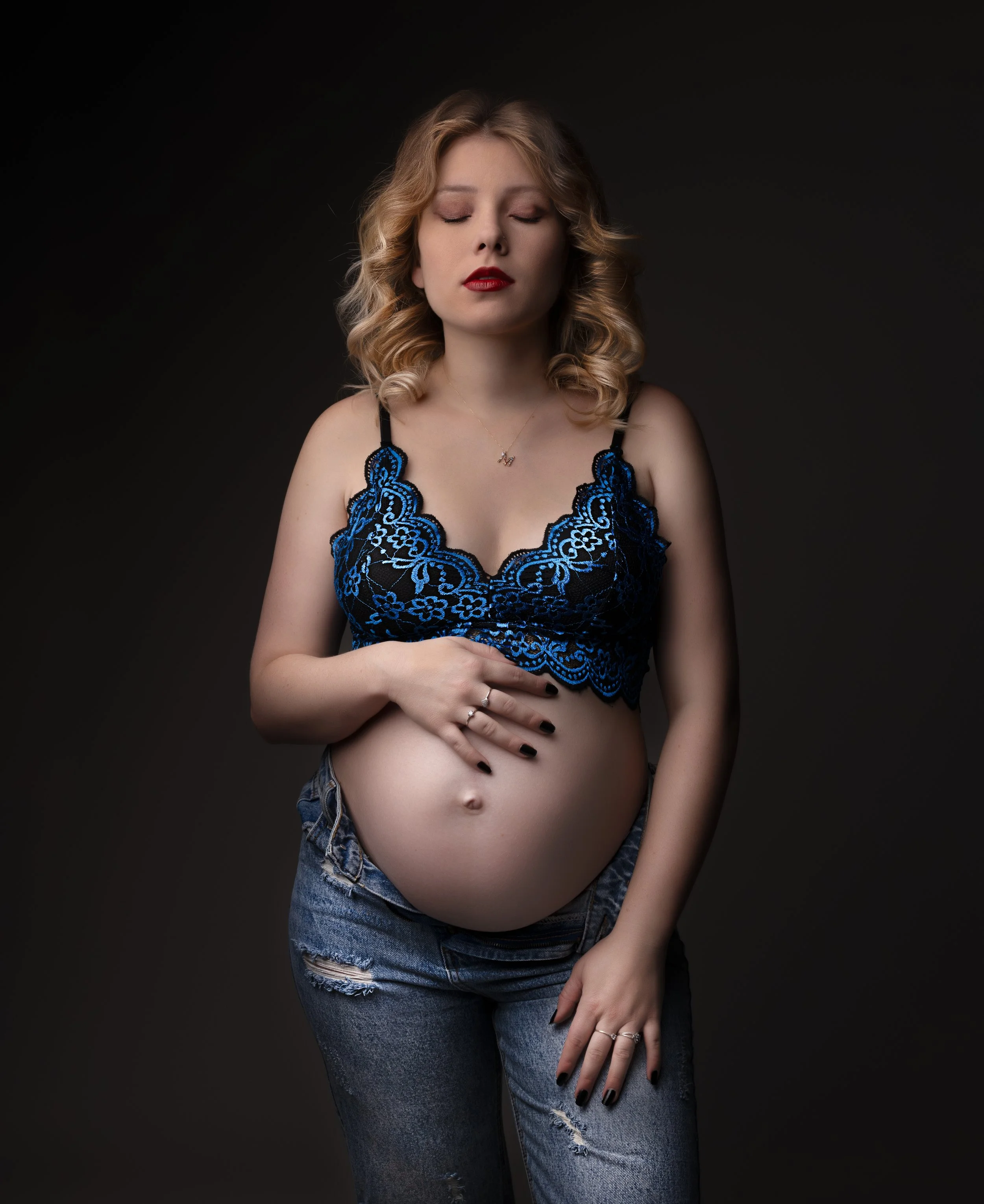 Séance photo grossesse en studio à Brézins, proche de Grenoble et Voiron, future maman capturée dans un style élégant et intemporel.