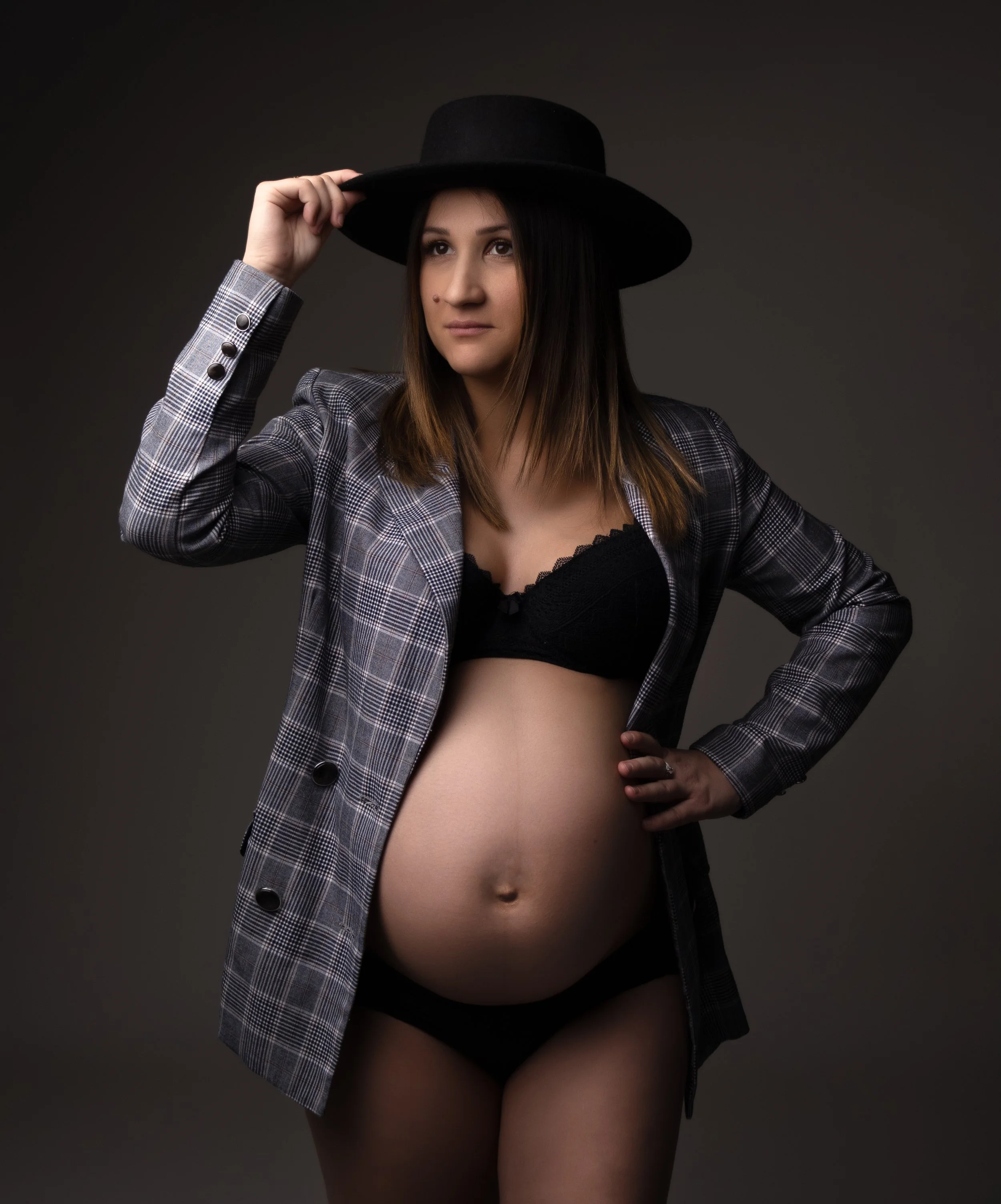 Future maman photographiée en studio à Brézins, proche de Grenoble et Voiron, portraits élégants et intemporels.