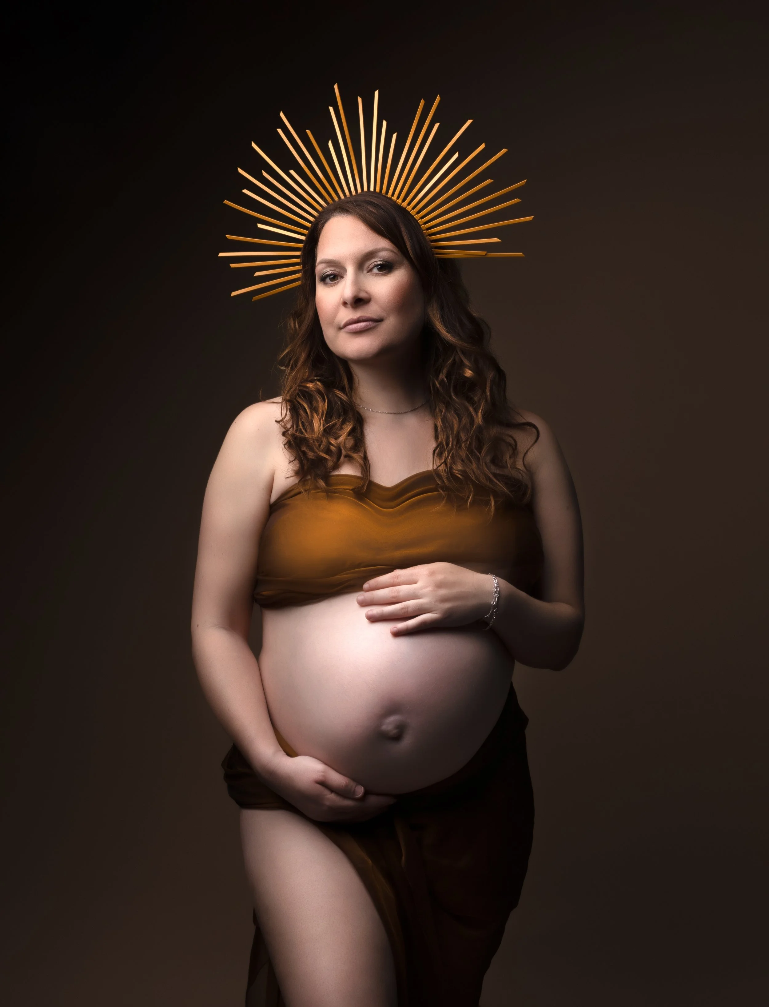Future maman photographiée en studio à Brézins, proche de Grenoble et Voiron, portraits artistique 