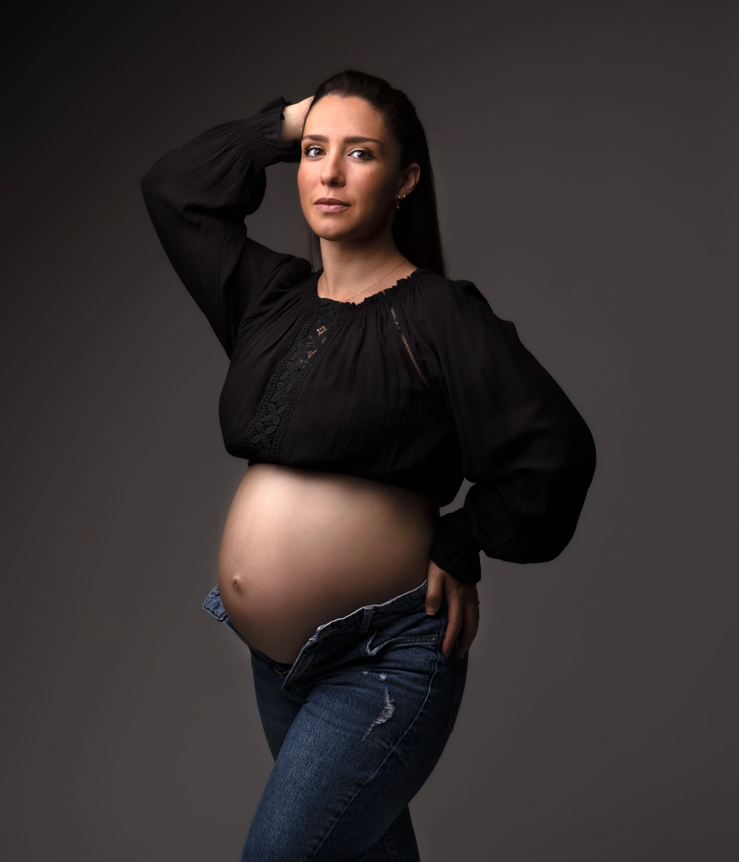 Portraits de maternité en studio à Brézins, proche de Grenoble et Voiron, style doux, épuré et intemporel.