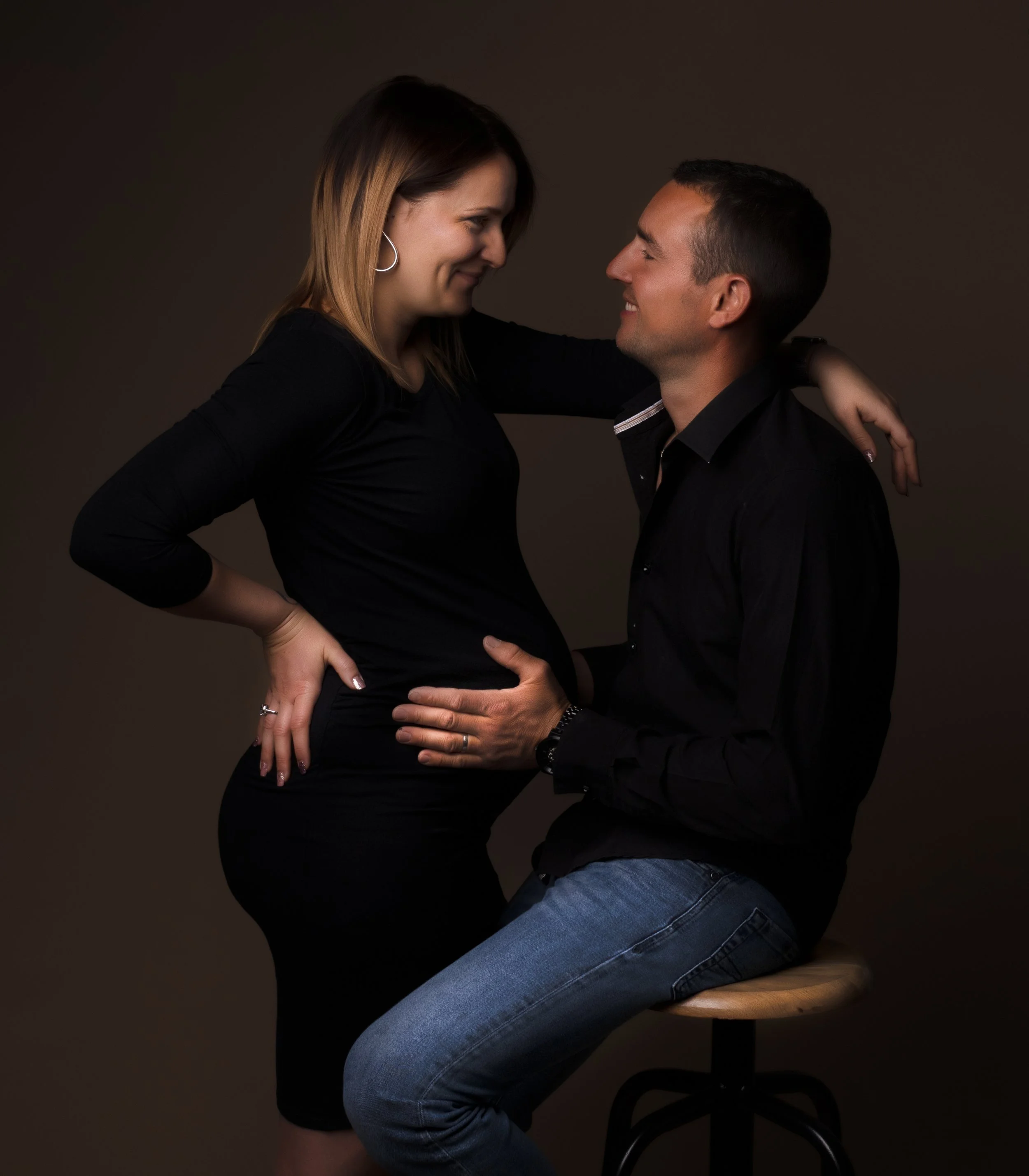Portrait grossesse en studio à Brézins, proche de Grenoble et Voiron, capturant l’élégance et la tendresse de ce moment.