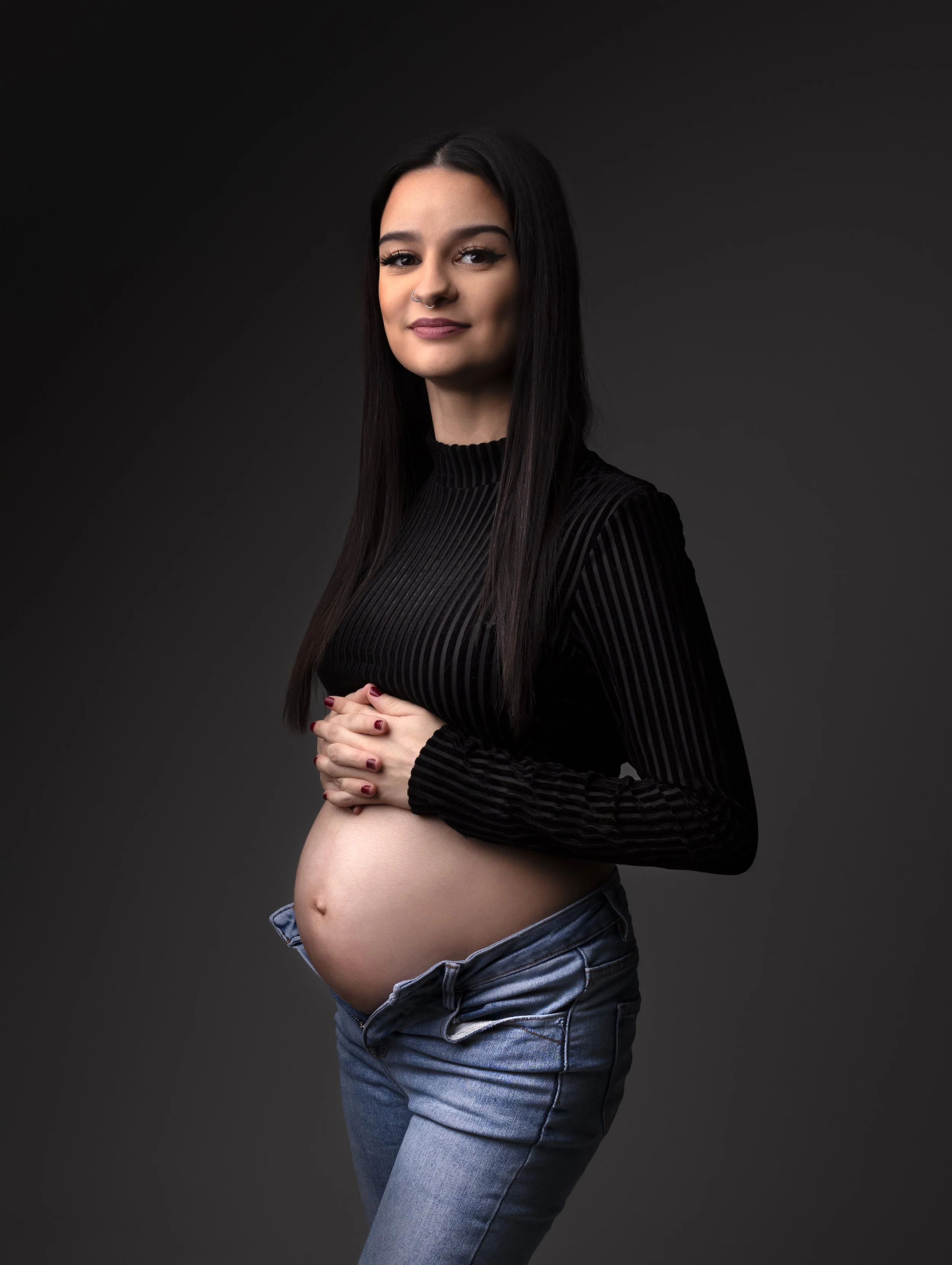Portrait de maternité en studio à Brézins, proche de Grenoble et Voiron, images douces et pleines d’émotion.