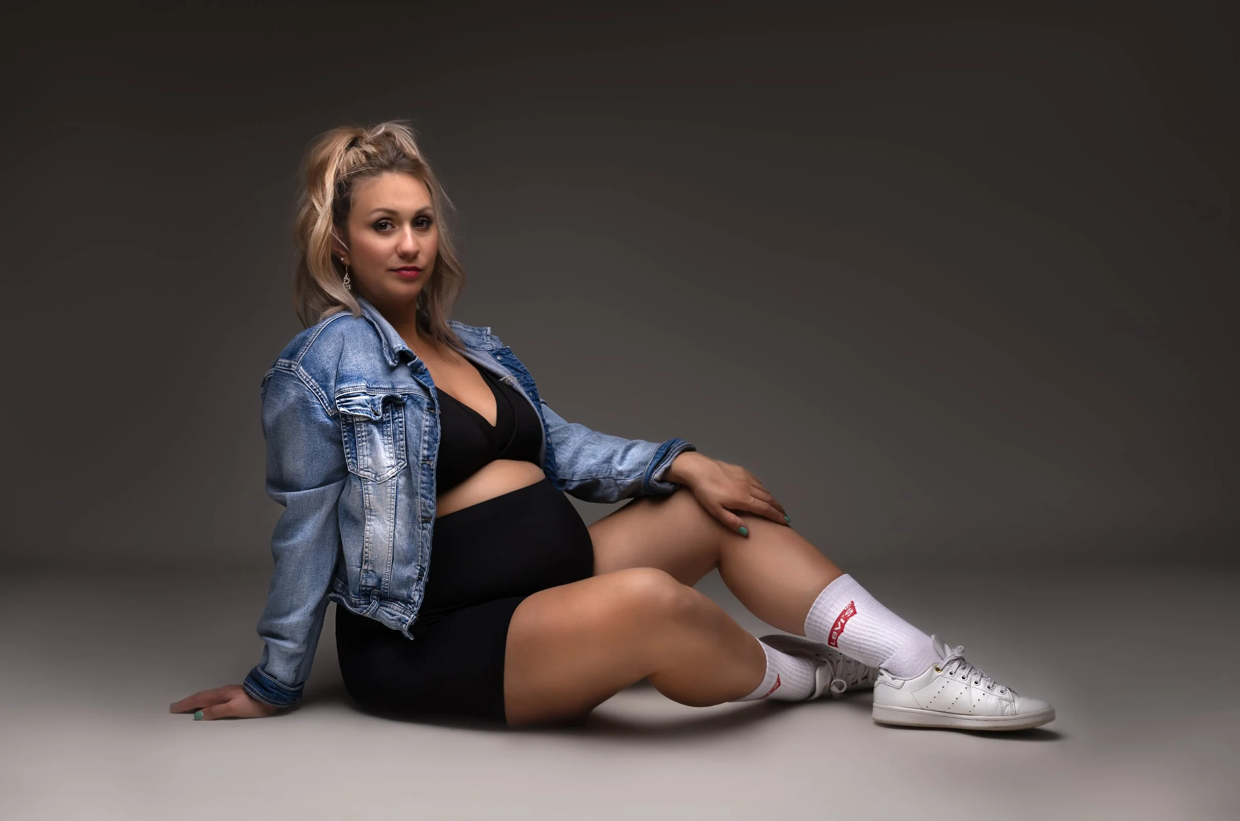 Séance maternité en studio à Brézins, proche de Grenoble et Voiron, style intemporel