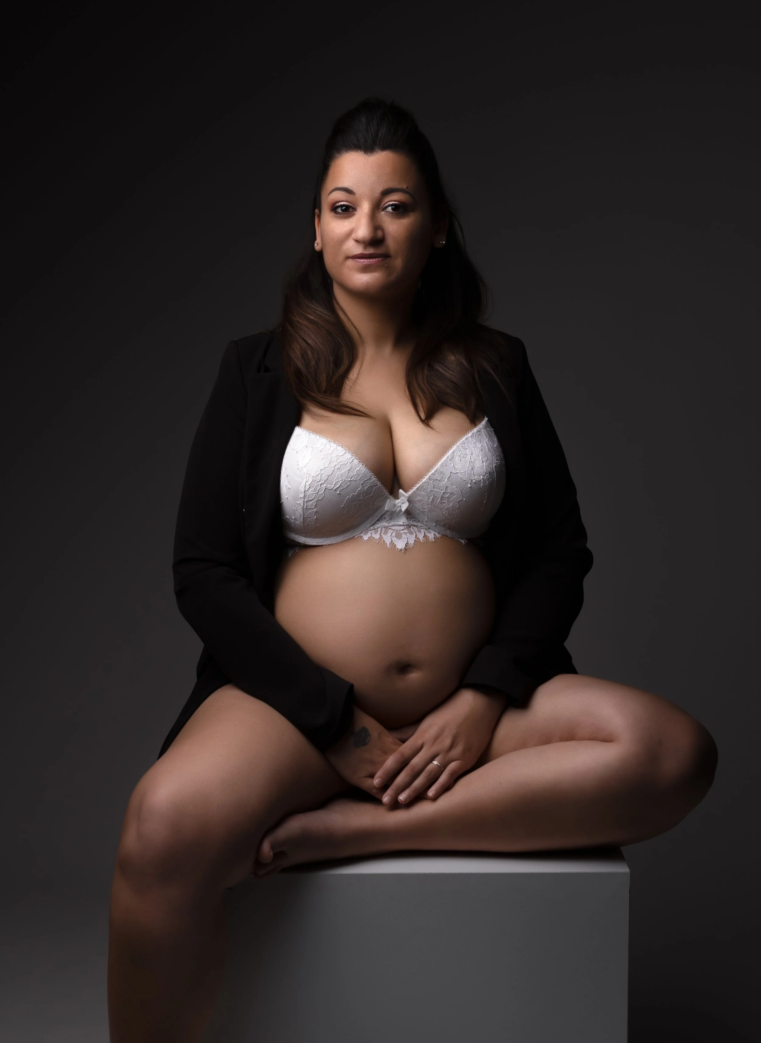 Séance photo grossesse en studio à Brézins, proche de Grenoble et Voiron, future maman capturée dans un style élégant et intemporel.
