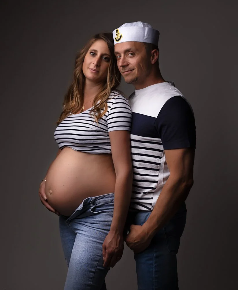 Séance maternité en couple en studio à Brézins, proche de Grenoble et Voiron, style lumineux et épuré pour immortaliser ce moment unique.