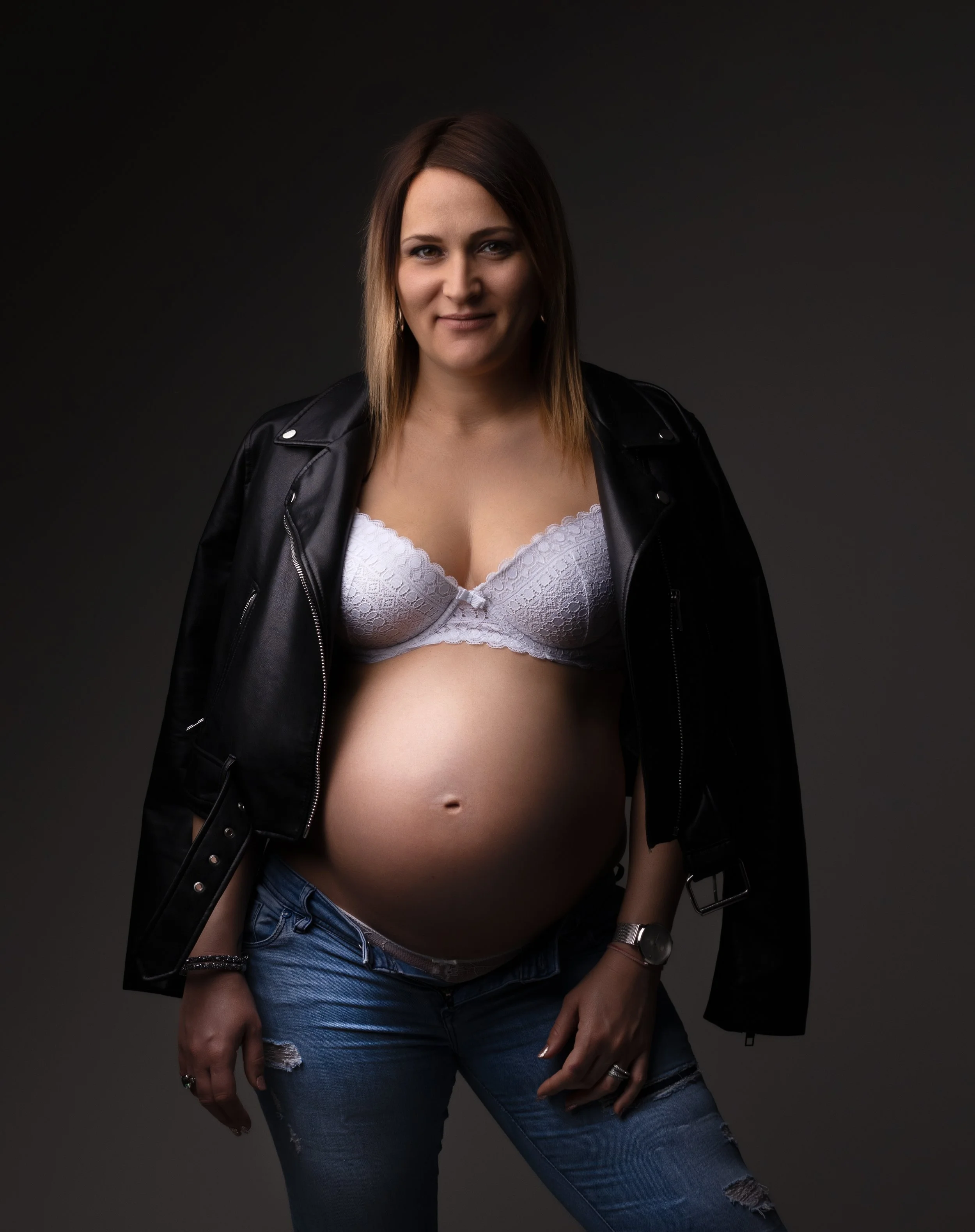 Photographe grossesse à Brézins, proche de Grenoble et Voiron, portraits élégants et intemporels.