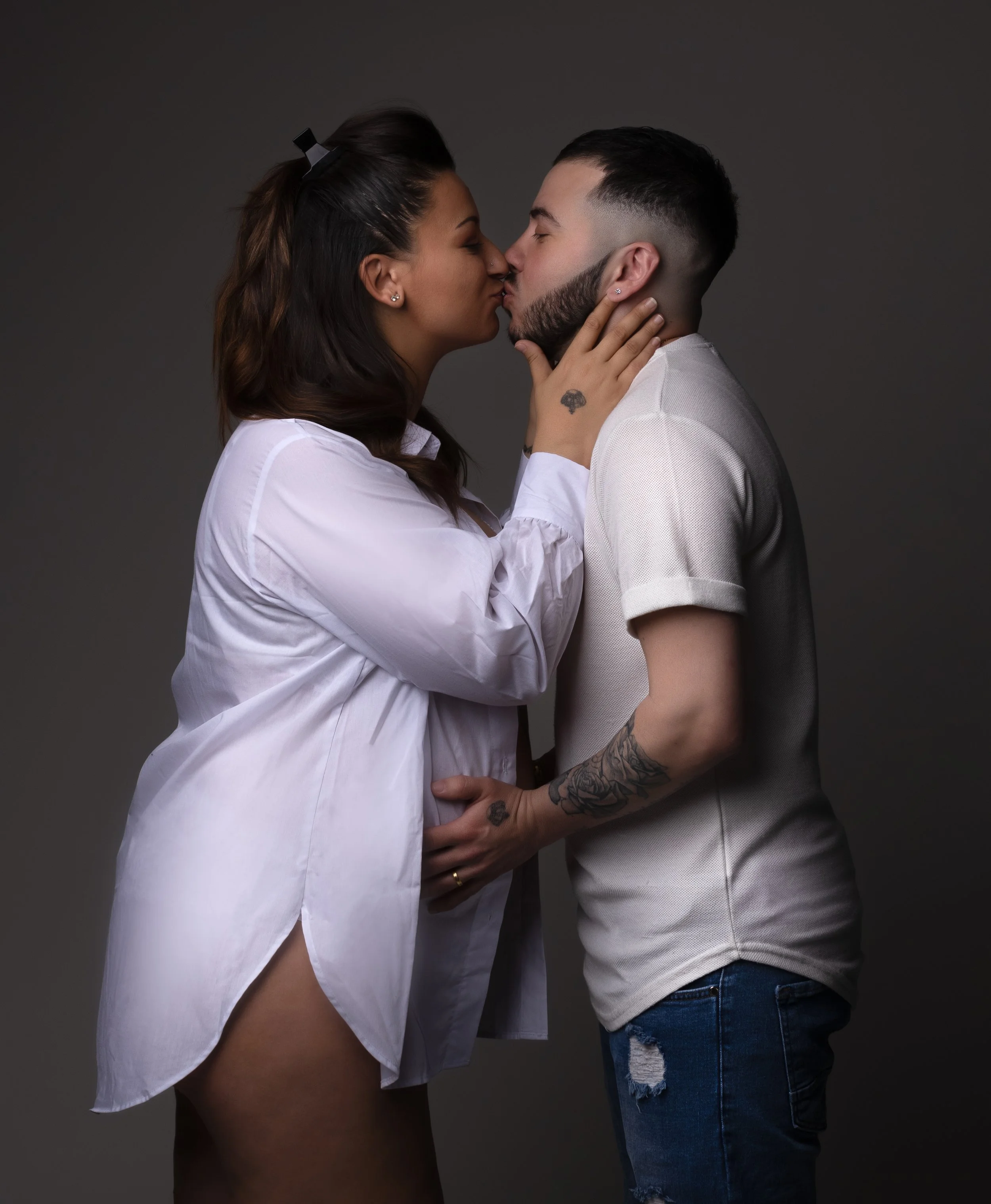 Séance maternité en studio à Brézins, proche de Grenoble et Voiron, style lumineux et épuré pour immortaliser ce moment unique.