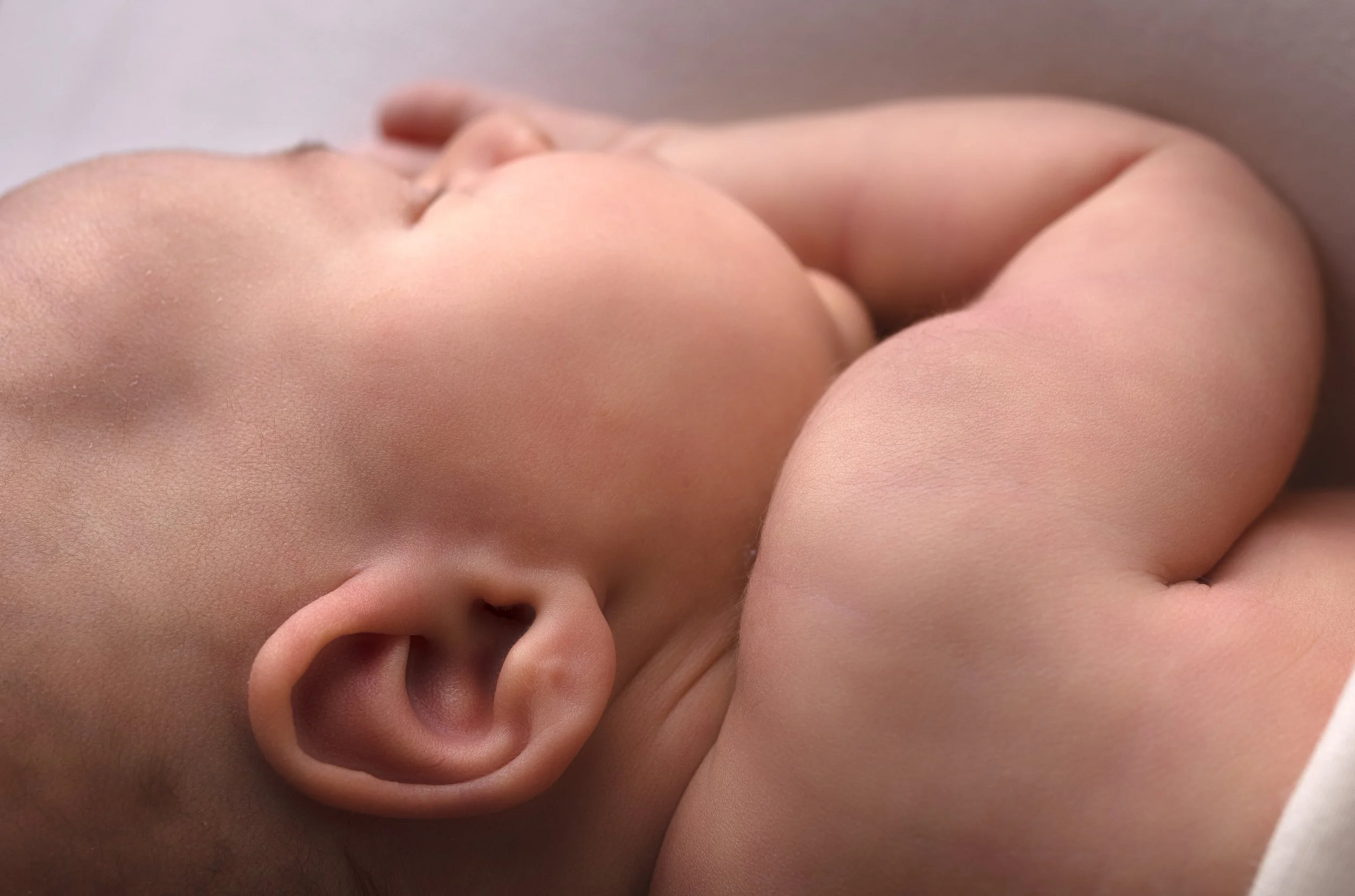 Séance photo nouveau-né à Brézins, en Isère, proche Voiron et Grenoble.