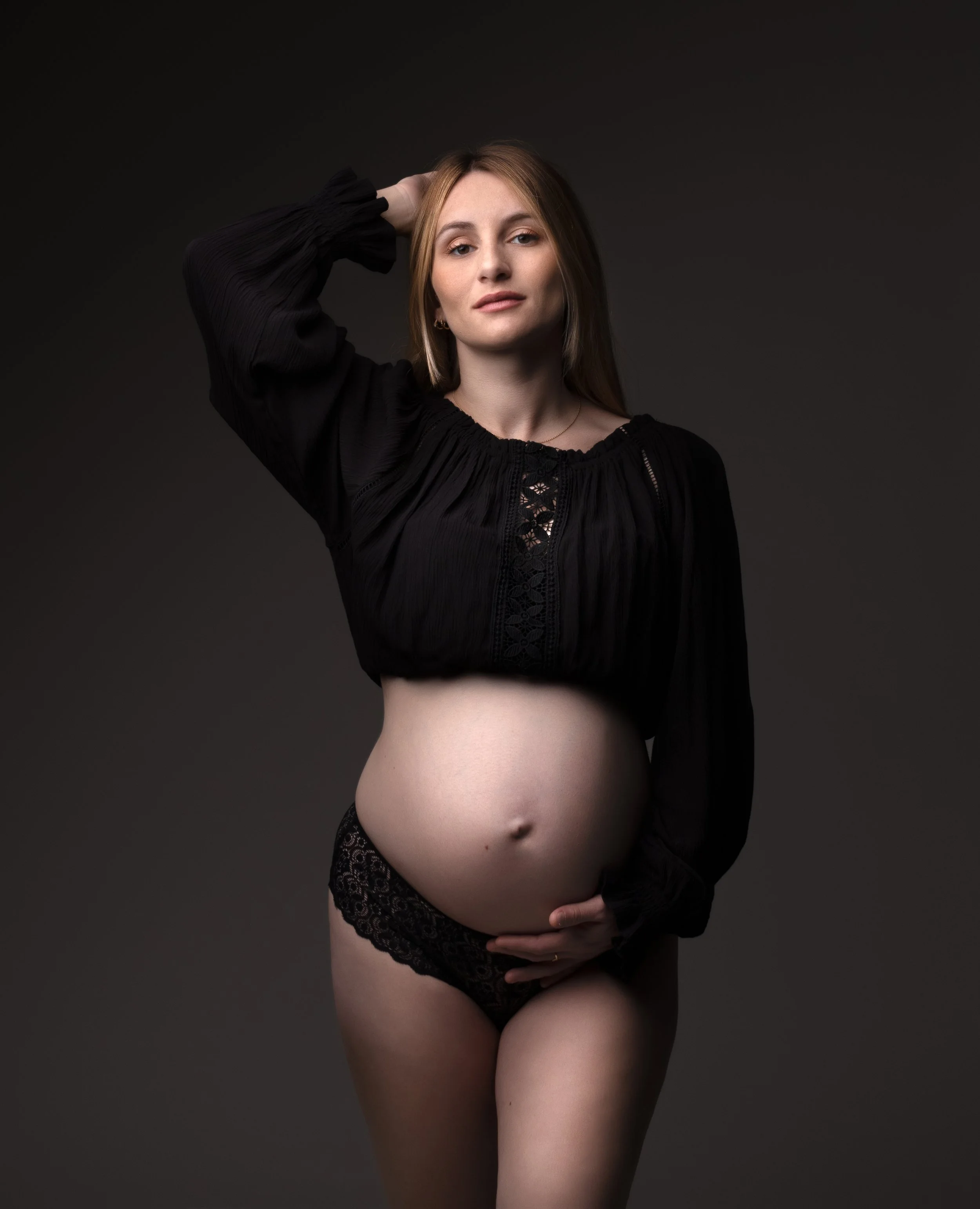 Séance maternité en studio à Brézins, proche de Grenoble et Voiron, style lumineux et épuré pour immortaliser ce moment unique.