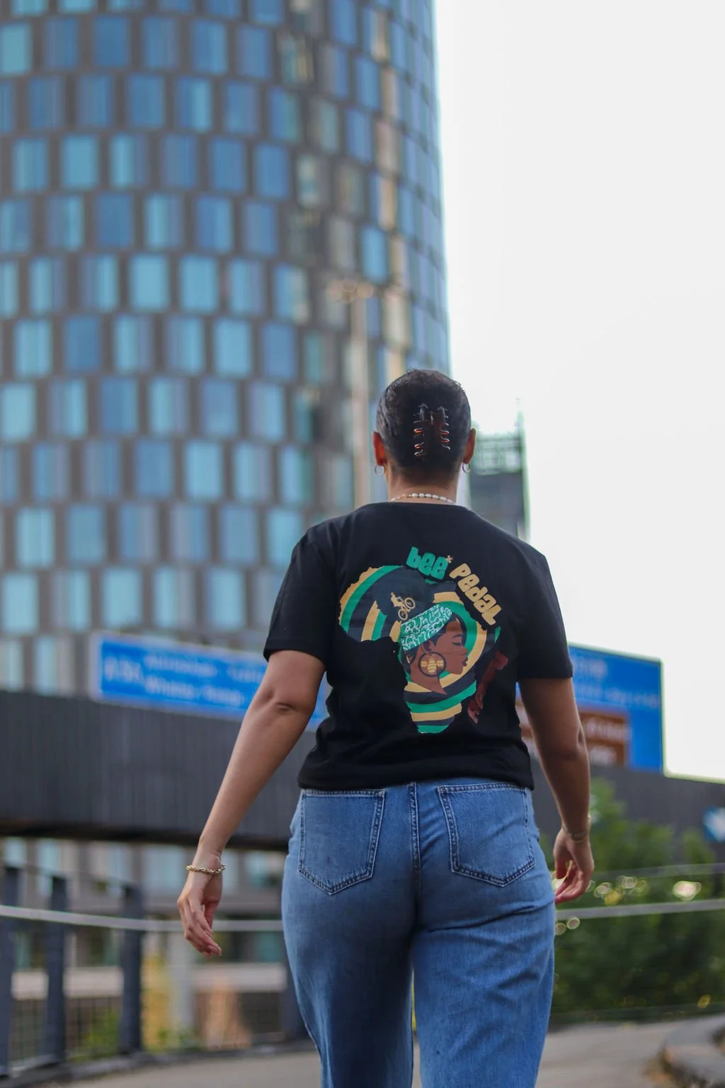 rear-view-bee-pedal-ready-organic-t-shirt.jpg
