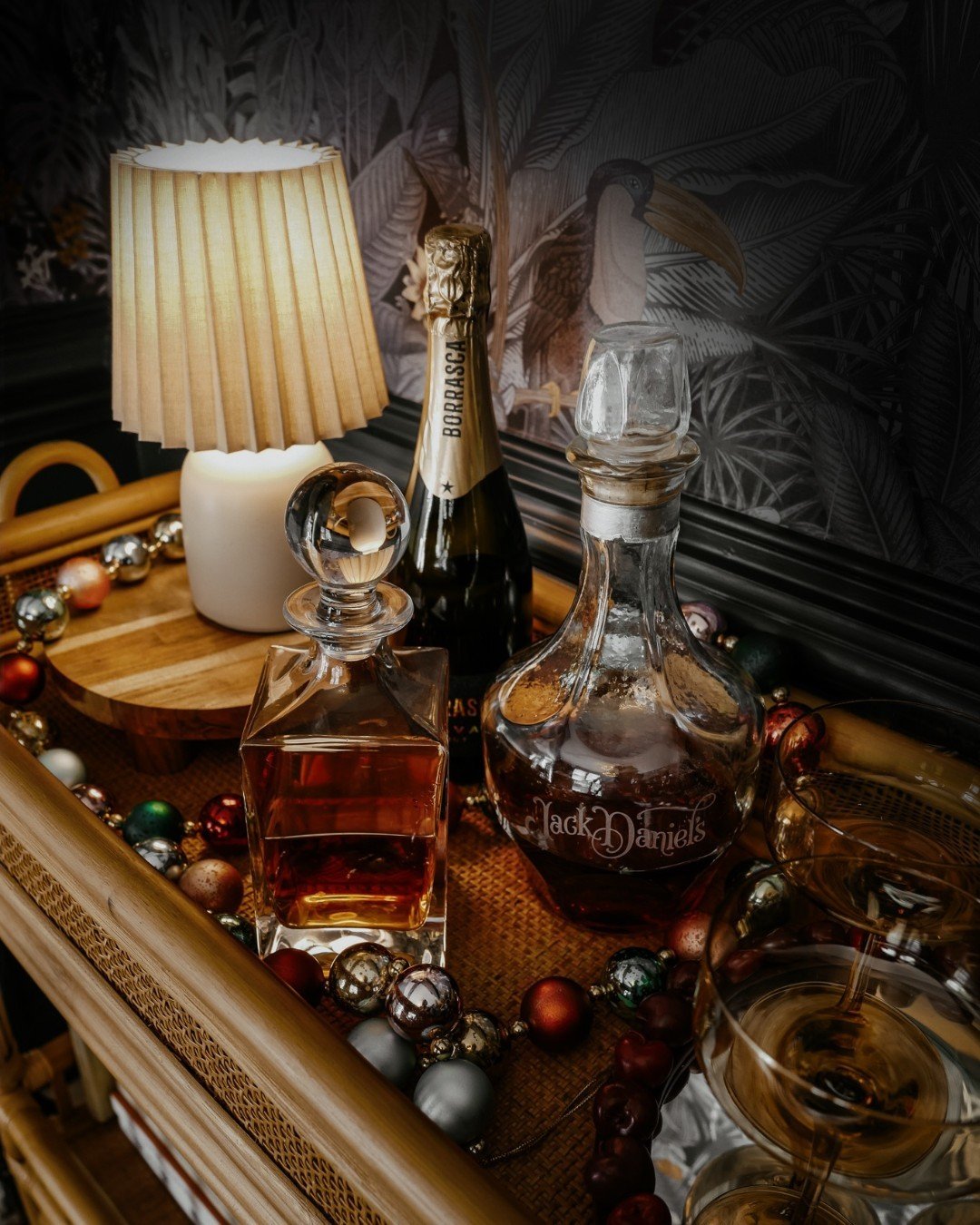 CHEERS TO STAYING IN. A thoughtfully styled bar cart sets the tone for a great cocktail hour, complete with vintage decanters, curated glassware, and just the right amount of bubbles✨ Perfect for a celebration at home, even just for two.