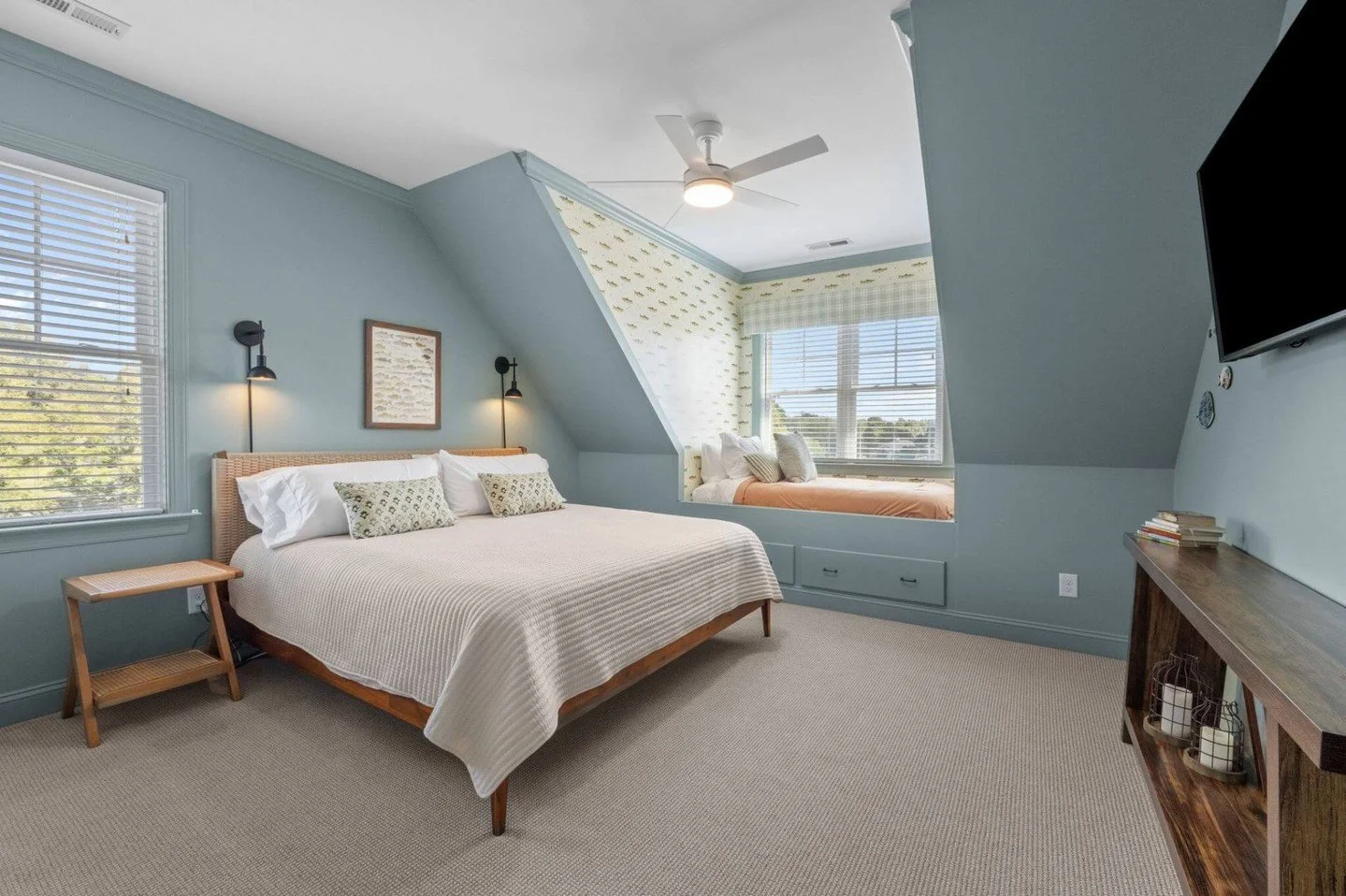 TIME TO WAKE AND LAKE. There&rsquo;s nothing like a weekend getaway at the lake. Cozy bedrooms designed for slow mornings, coffee in hand. Early sunsets with a beautiful view. And peaceful weekends away with the ones you love.