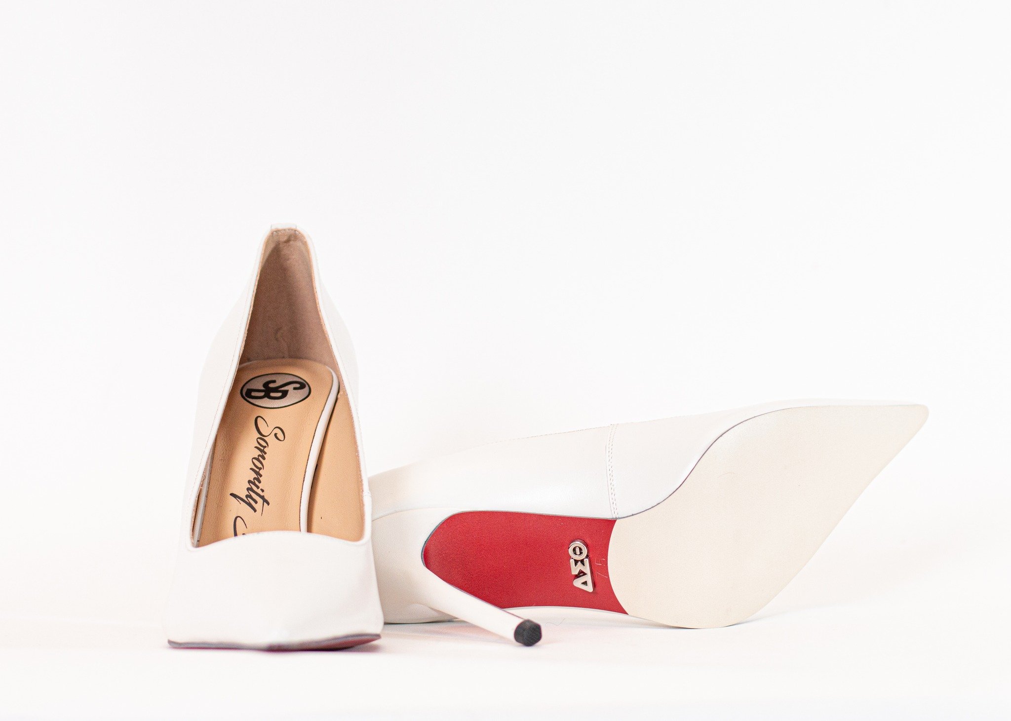 Introducing the Delta Soror Heel, a sophisticated and empowering shoe designed exclusively for the dynamic women of Delta Sigma Theta Sorority, Incorporated. Crafted with high-quality leather in the iconic red and white, this heel blends elegance, co