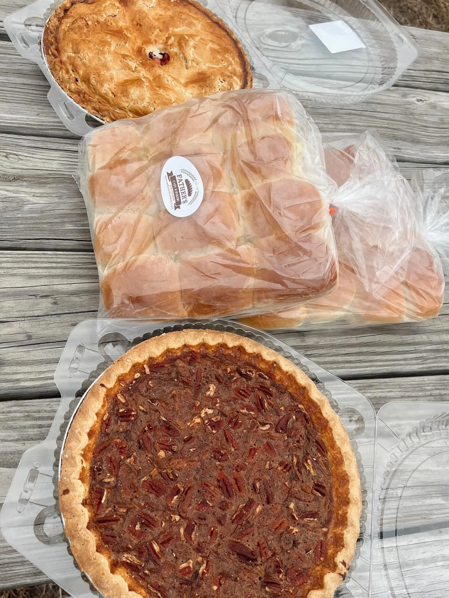 Thanksgiving rolls and pies are available now! These goods are first-come, first served, so come on in! 🥧🥖